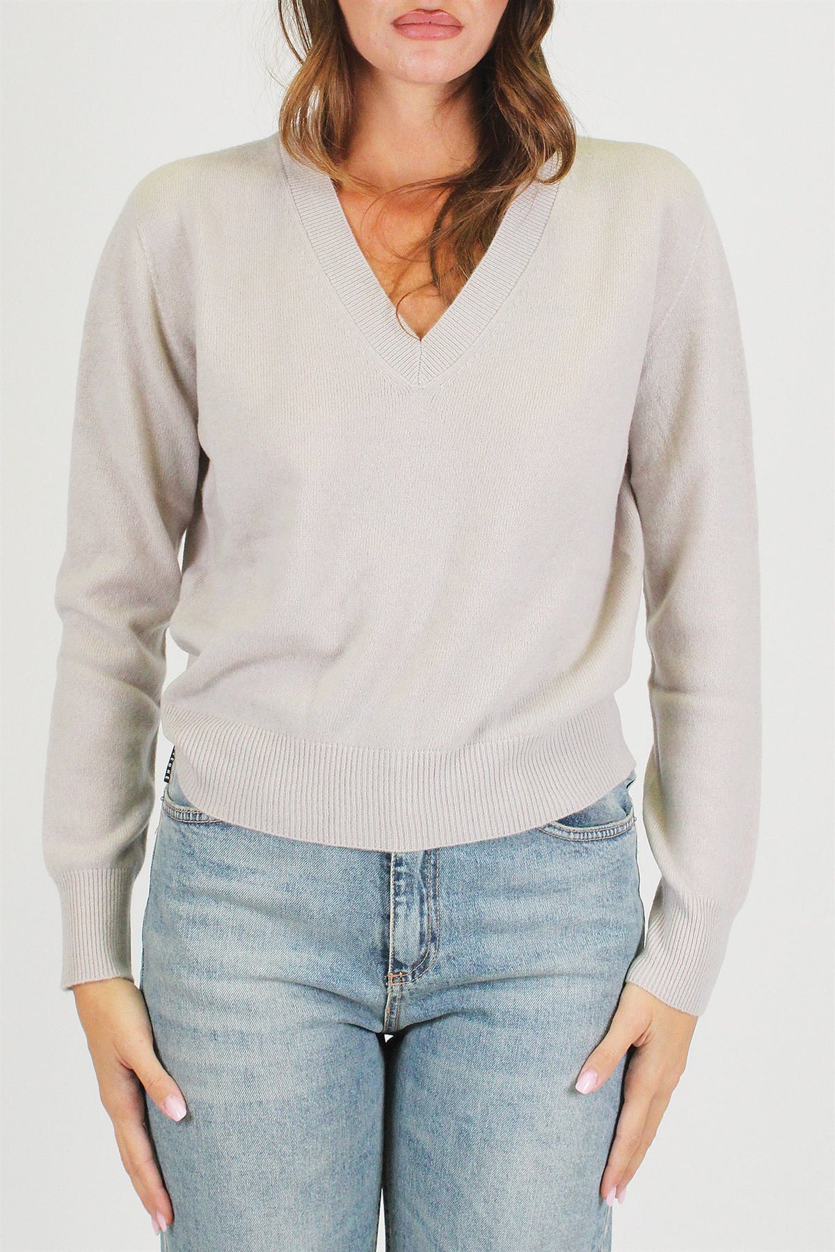 Tensione in - Maglia scollo a V in pura lana