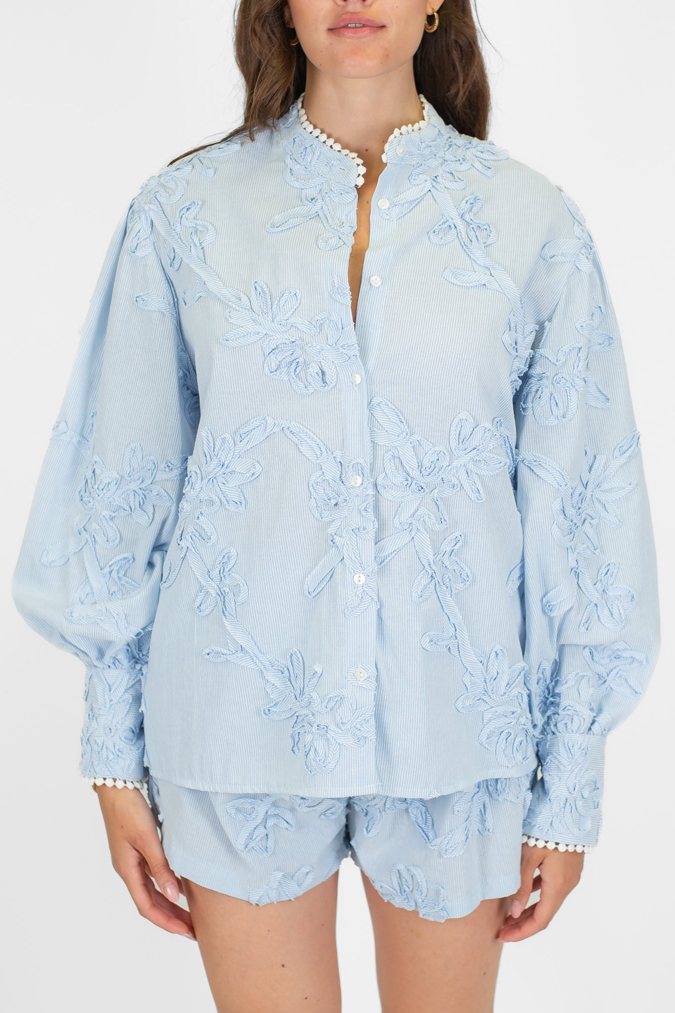 Tensione in - Camicia fantasia a righe con ricami floreali in tessuto