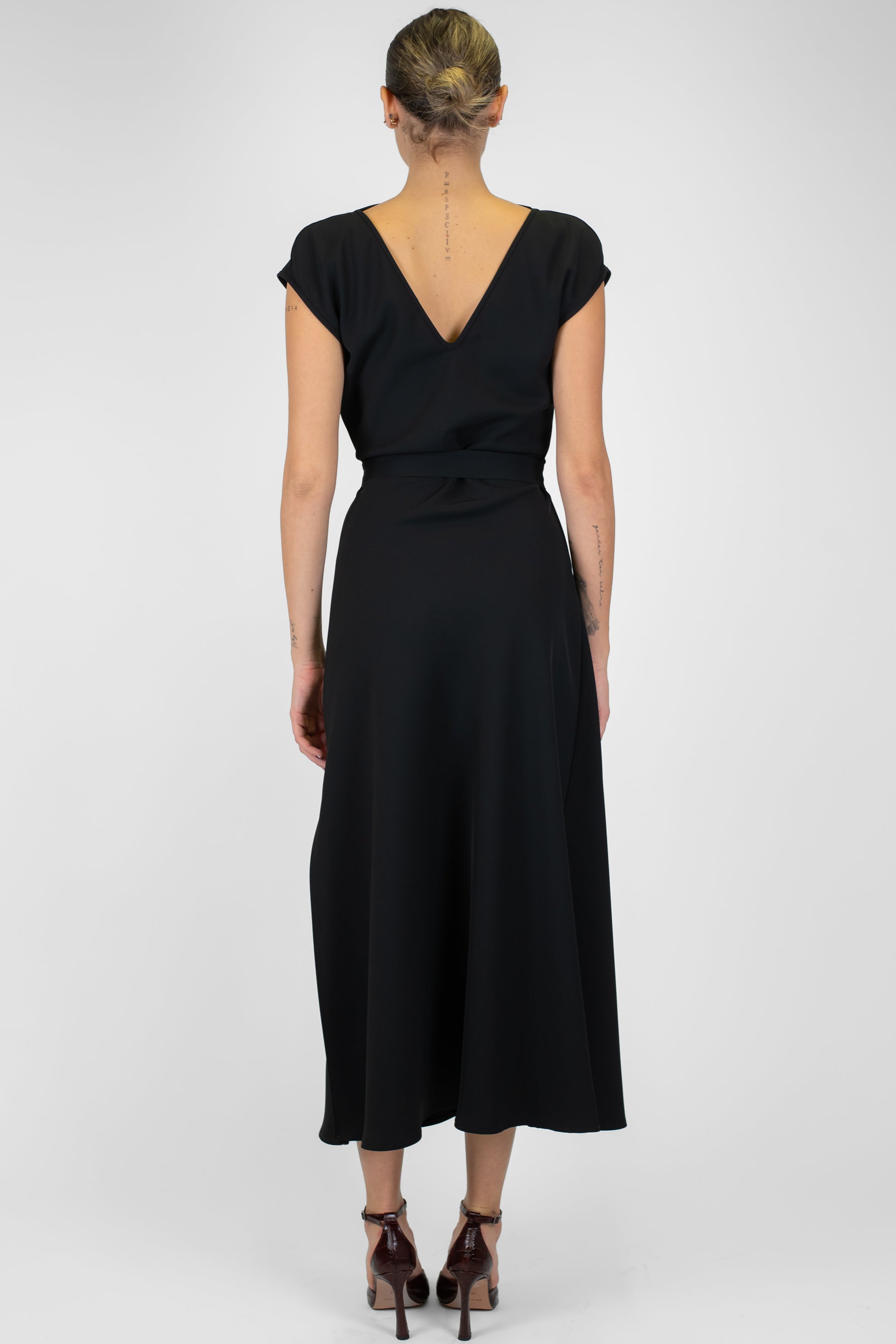 Imperial - Abito lungo mezzamanica con scollo a V sul retro, spacco laterale e cintura in tessuto