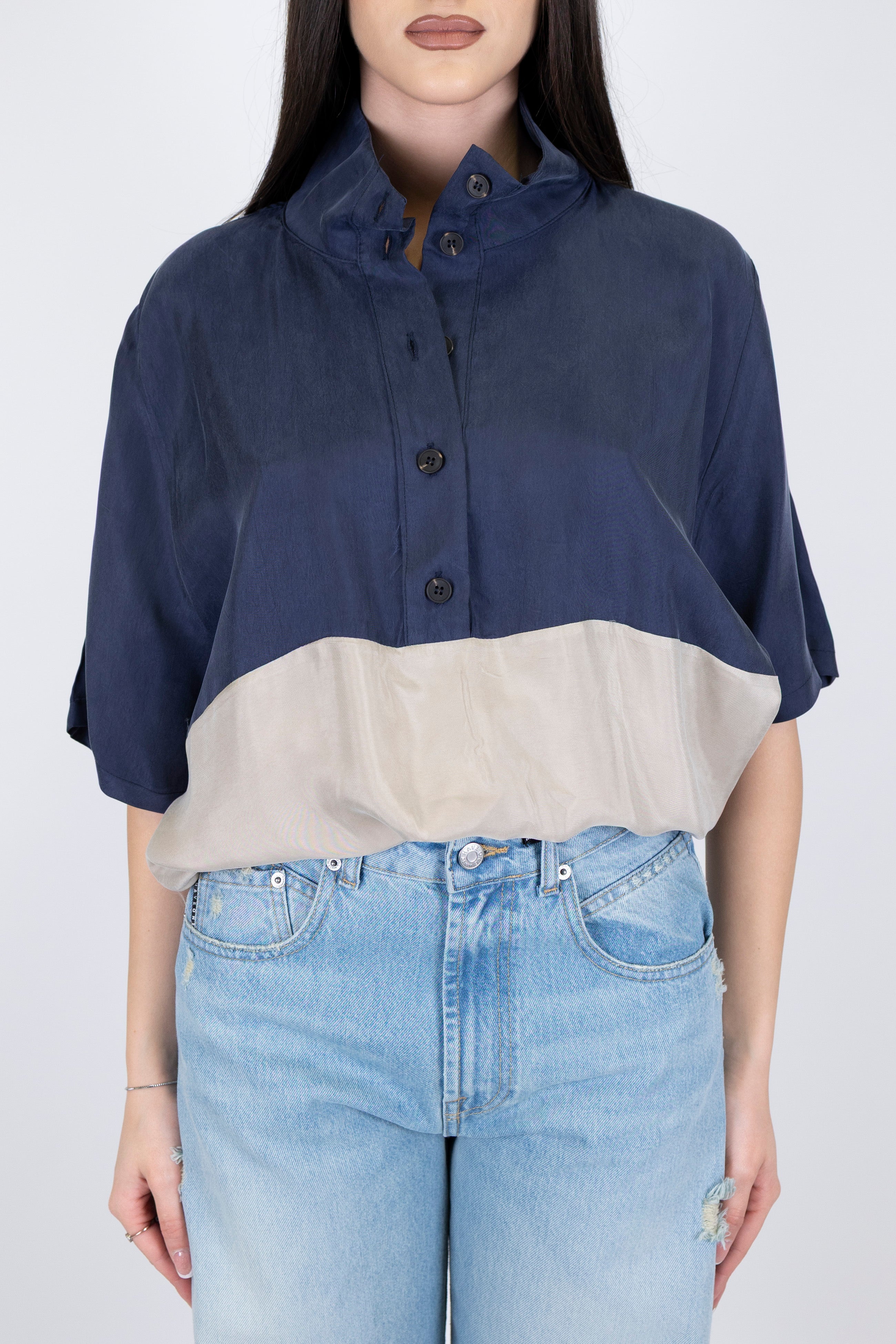 Tensione in - Camicia over mezzamanica in cupro con colore a contrasto ed elastico sul fondo