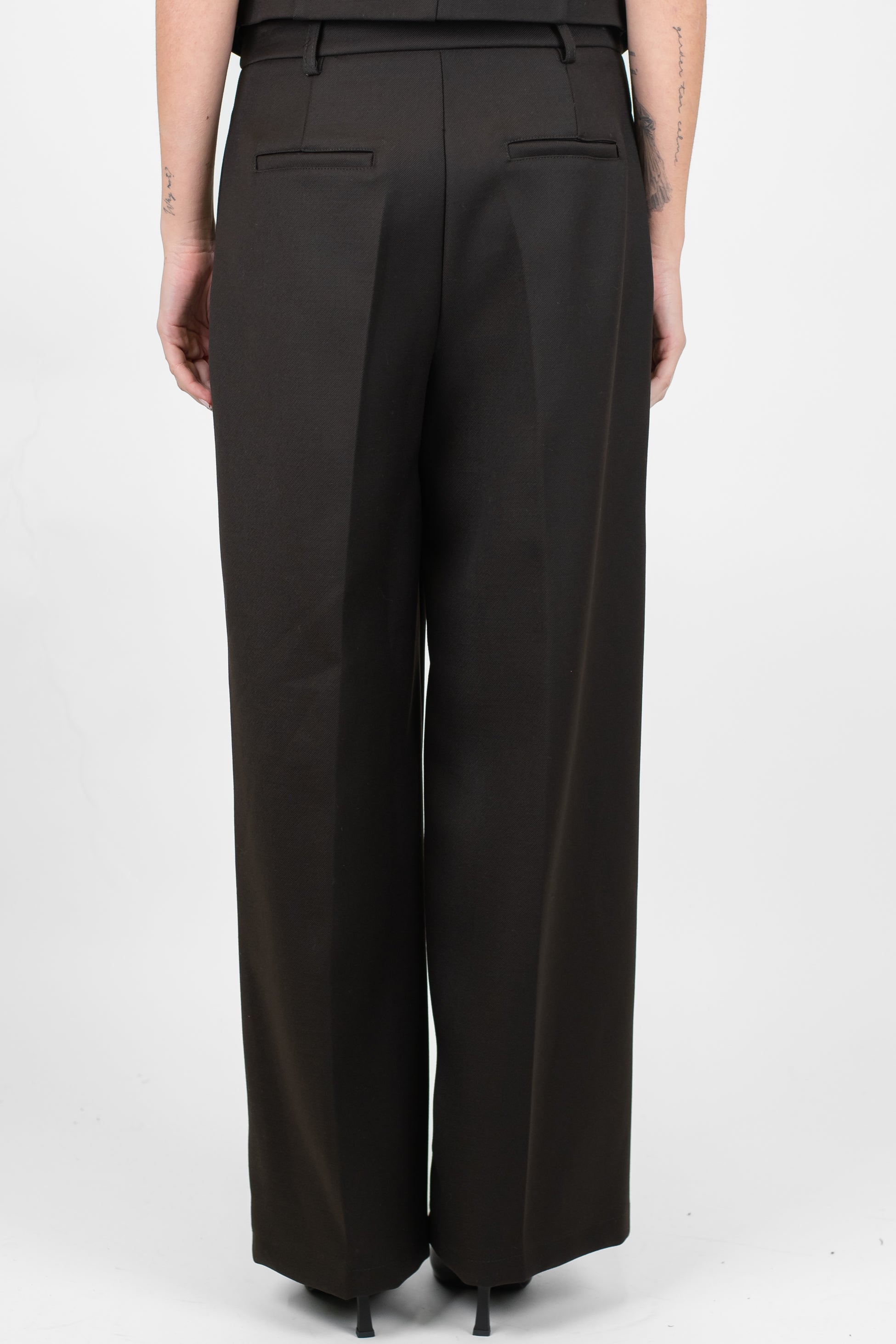 Tensione in - Pantalone palazzo con piega stirata