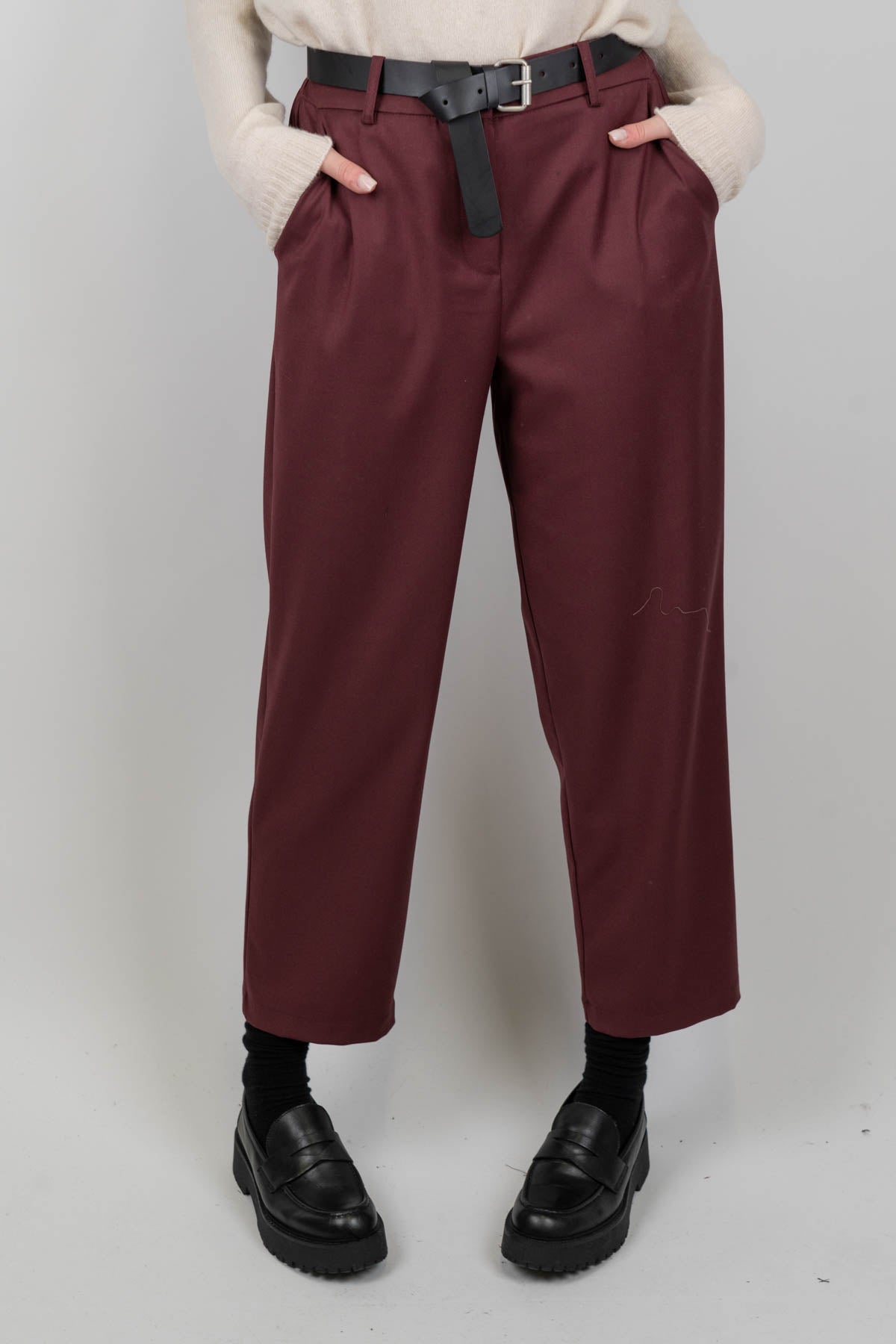 Tensione in - Pantalone regular con pinces ed elastico sul retro