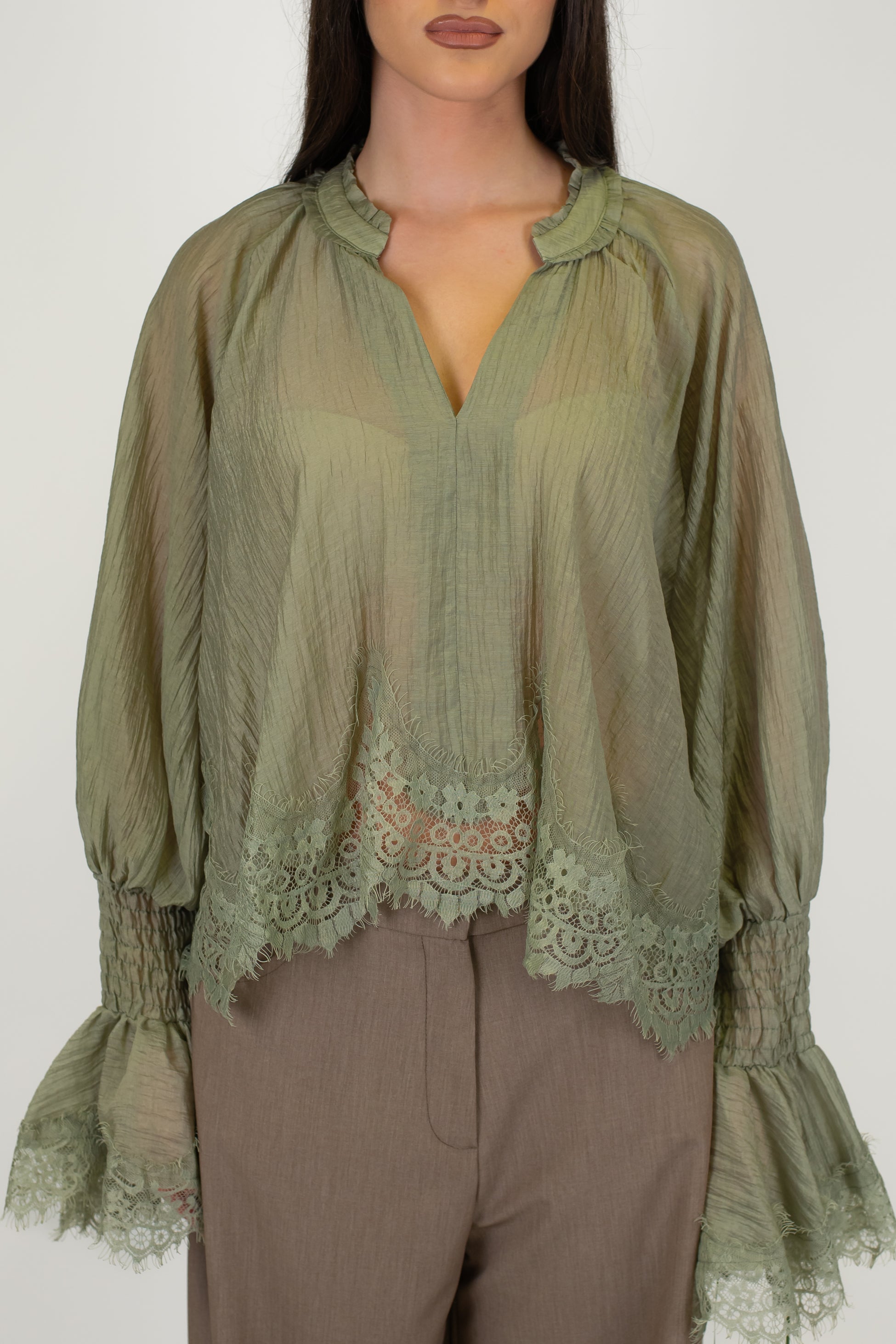 Tensione in - Camicia scollo a V in lyocell con manica a campana e fondo in pizzo