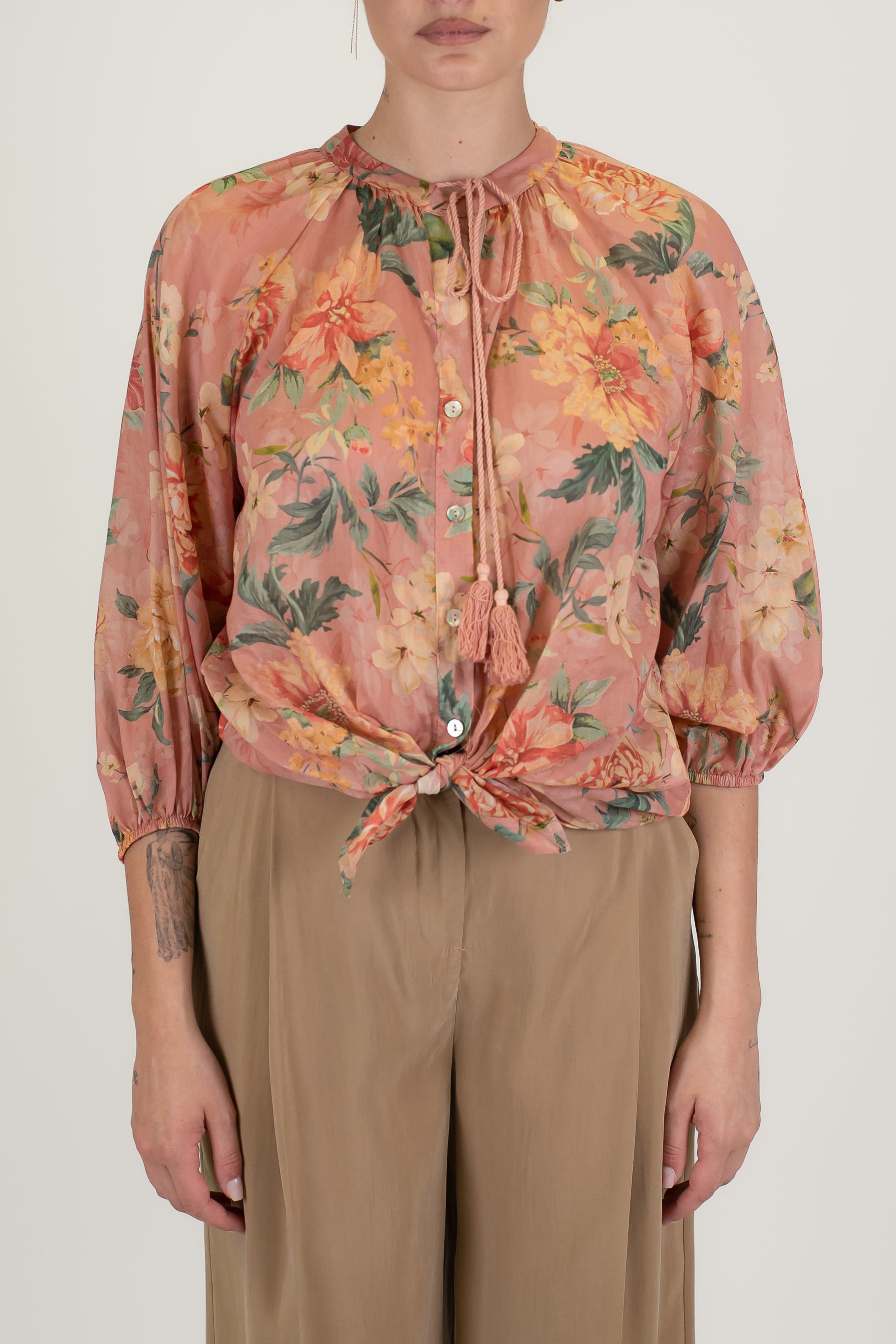 Tensione in - Camicia fantasia floreale in mussola di cotone con laccio al collo e manica tre quarti