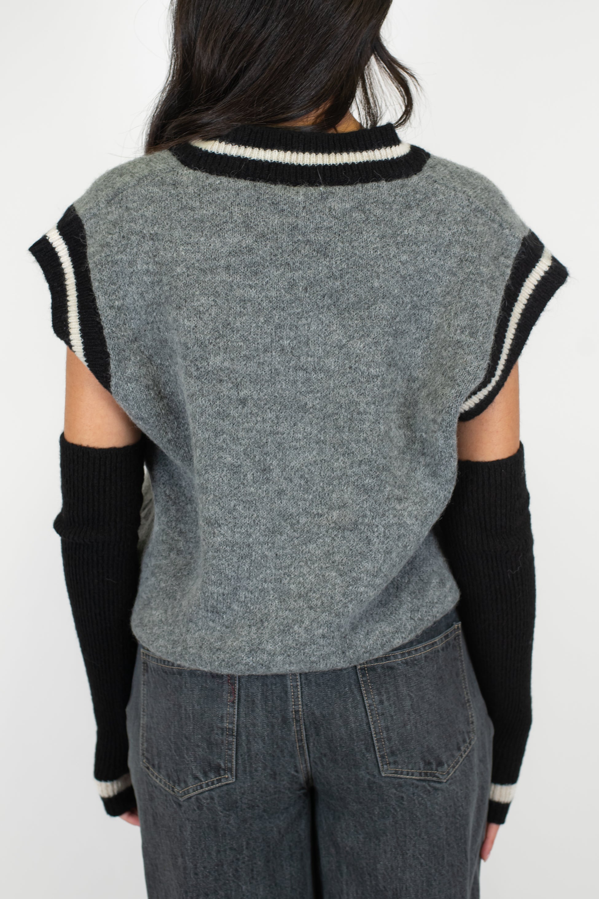 Tensione in - Maglia scollo a V in misto lana con manicotti a contrasto