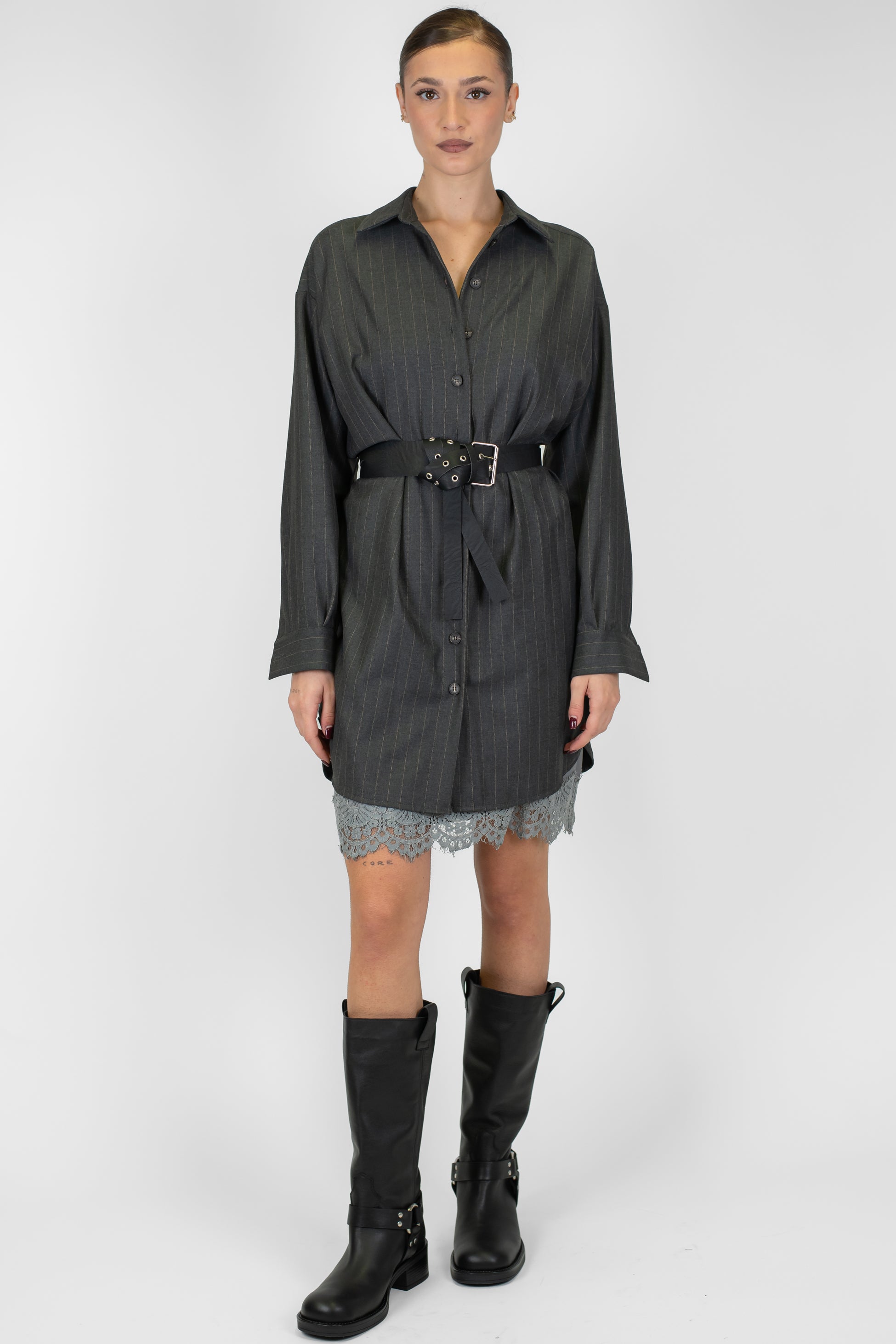 Tensione in - Abito corto fantasia gessata con sottanina con fondo in pizzo