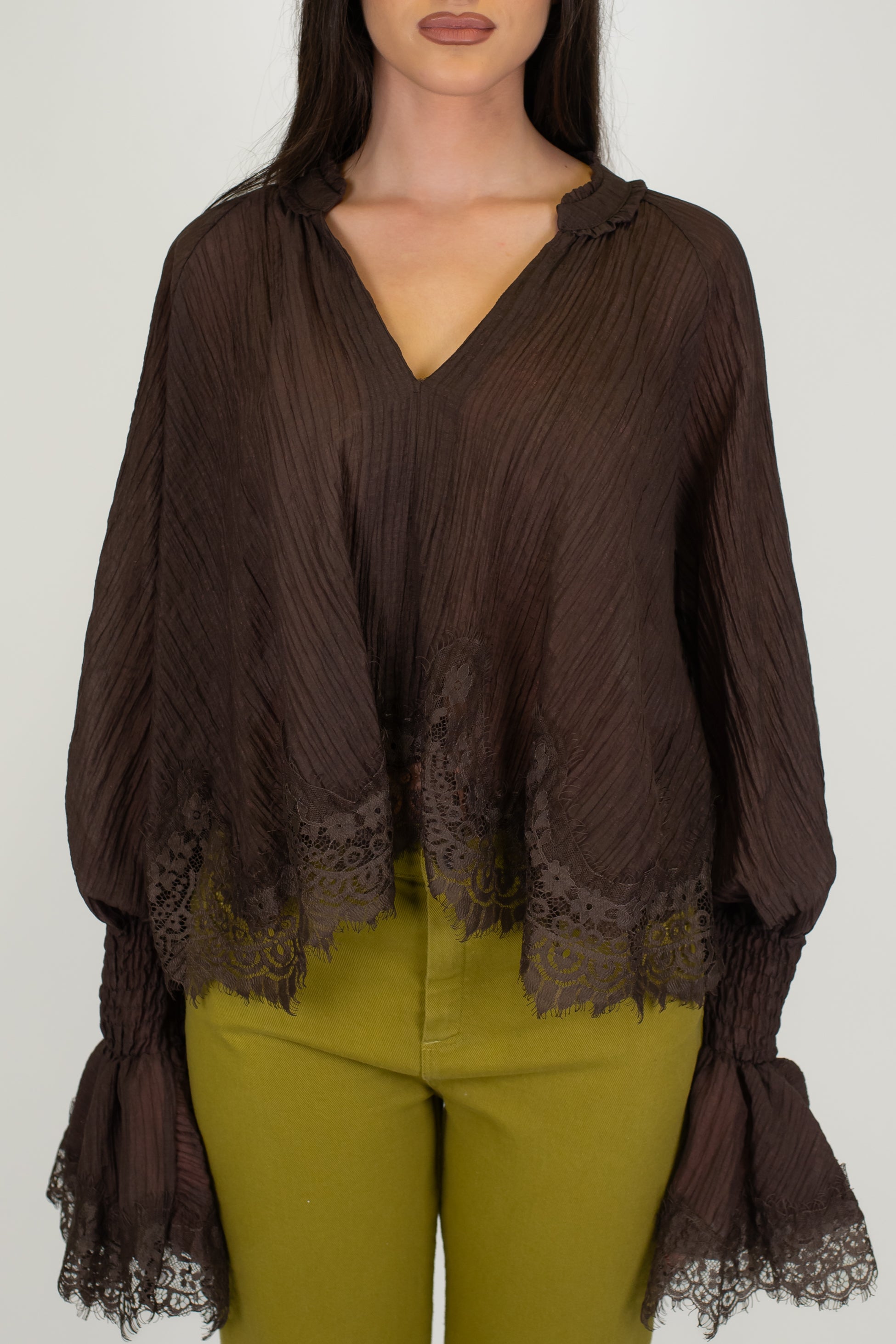 Tensione in - Camicia scollo a V in lyocell con manica a campana e fondo in pizzo