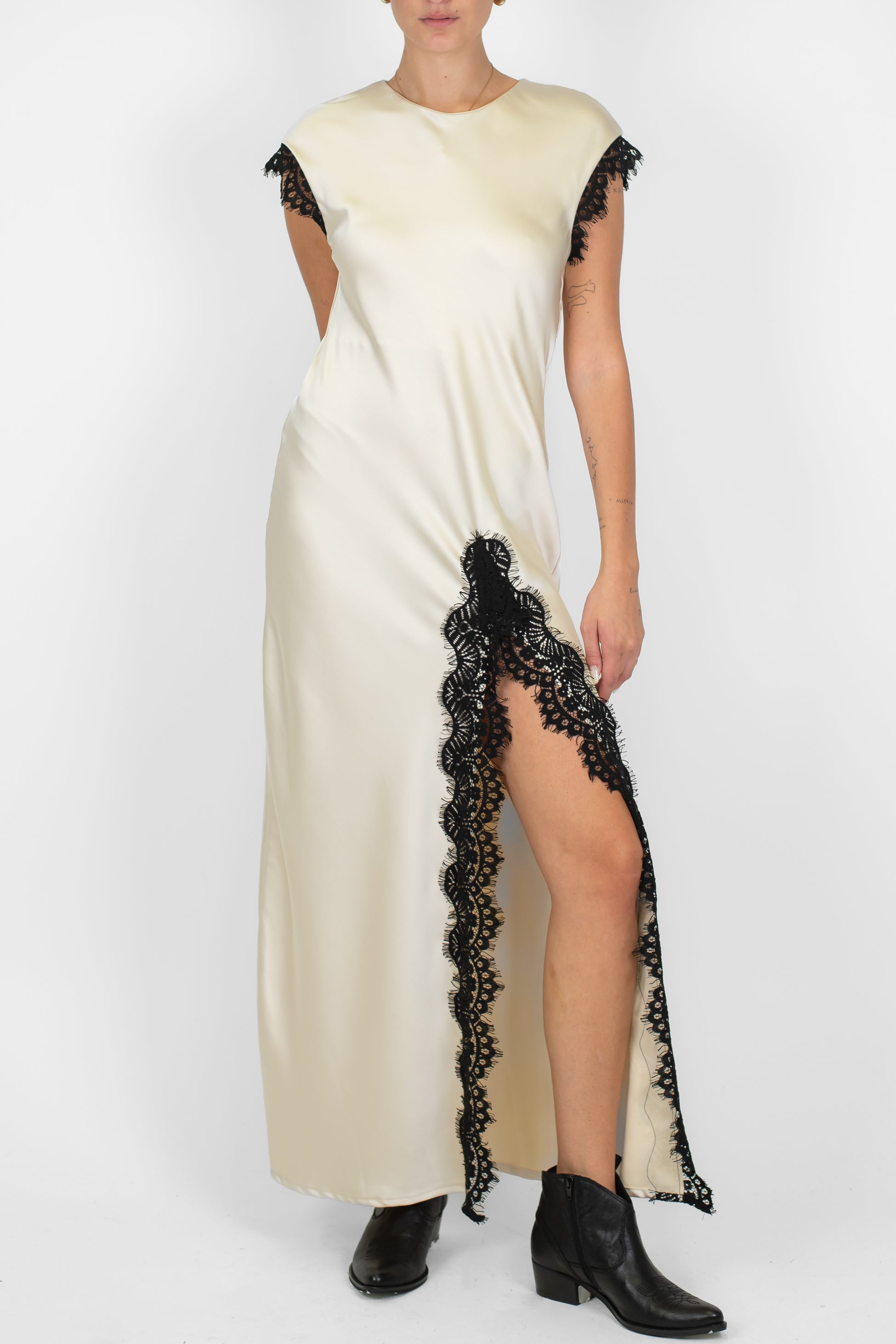 Motel - Abito lungo mezzamanica in satin con spacco laterale e profili in pizzo