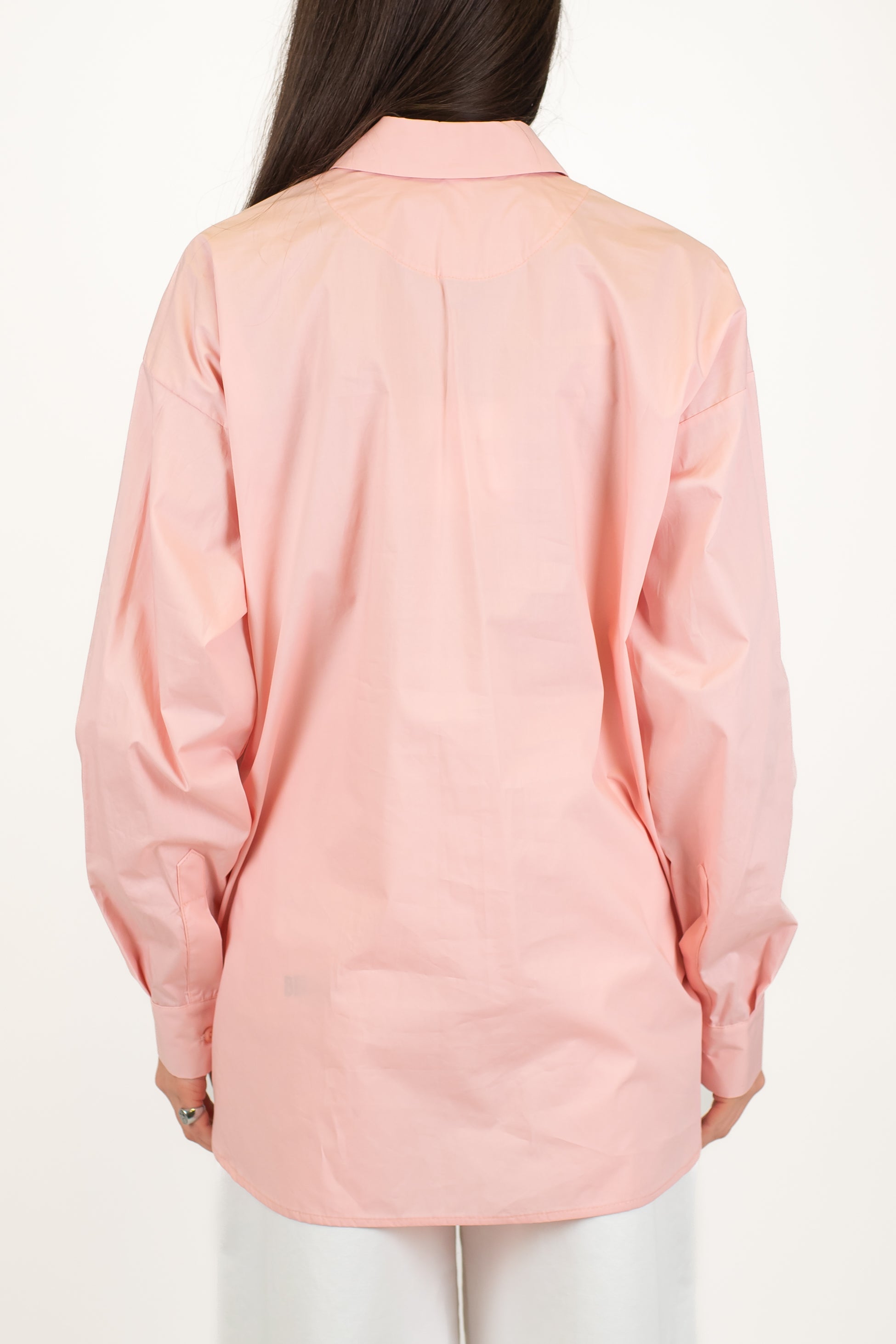 Tensione in - Camicia over con taschino in ecopelle a contrasto