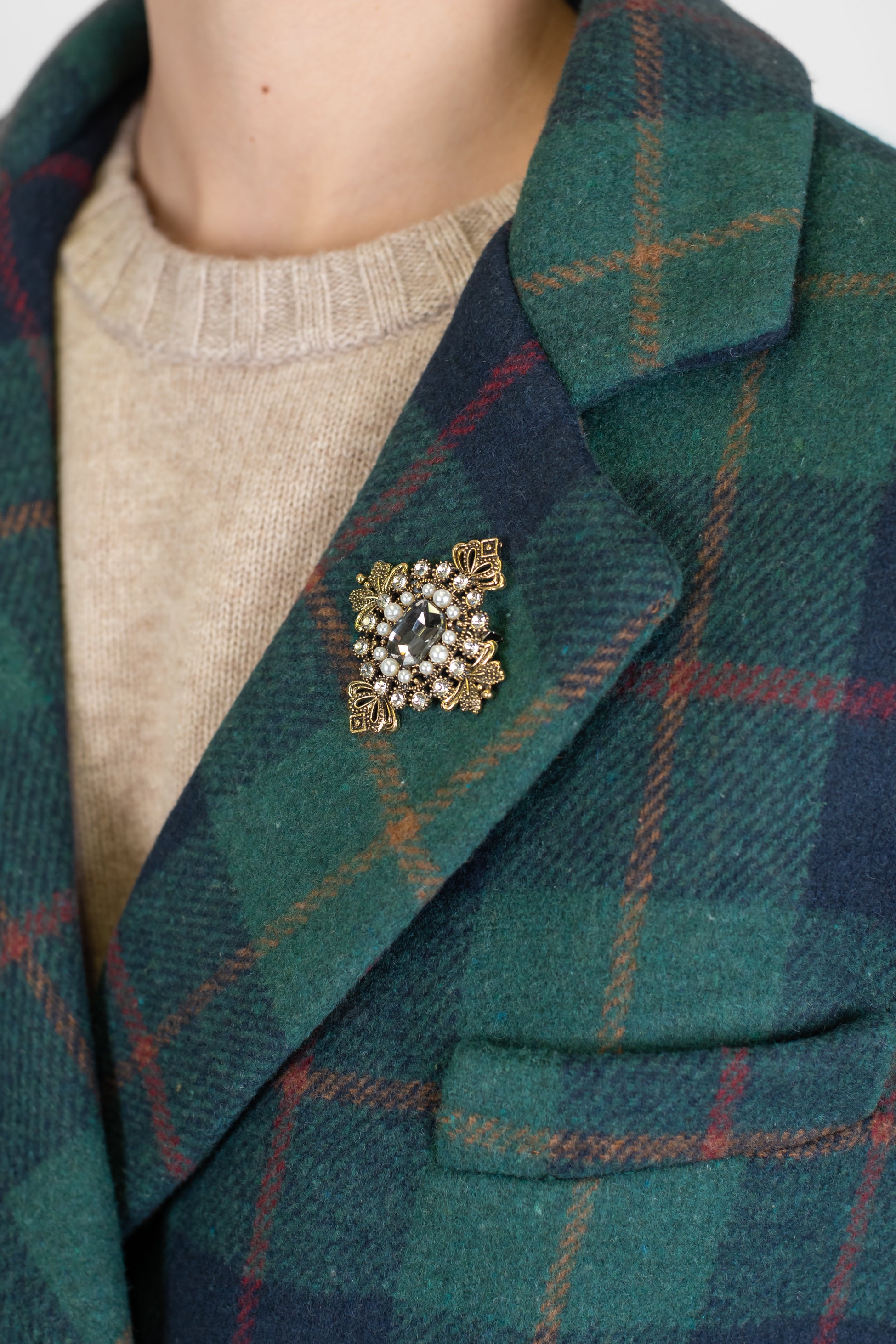 Tensione in - Giacca doppiopetto over fantasia check con spilla