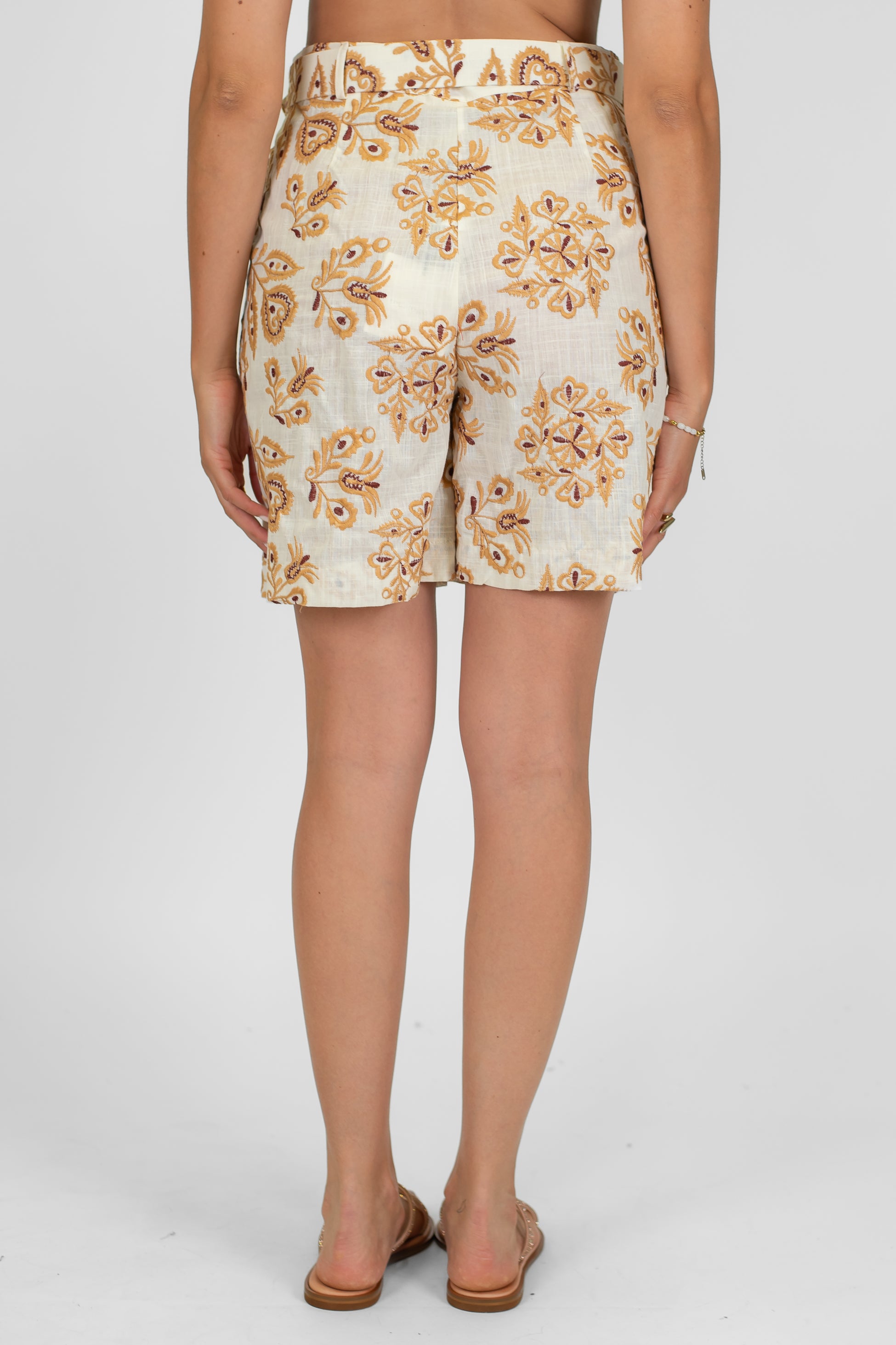 Tensione in - Bermuda in cotone con ricami a contrasto e cintura