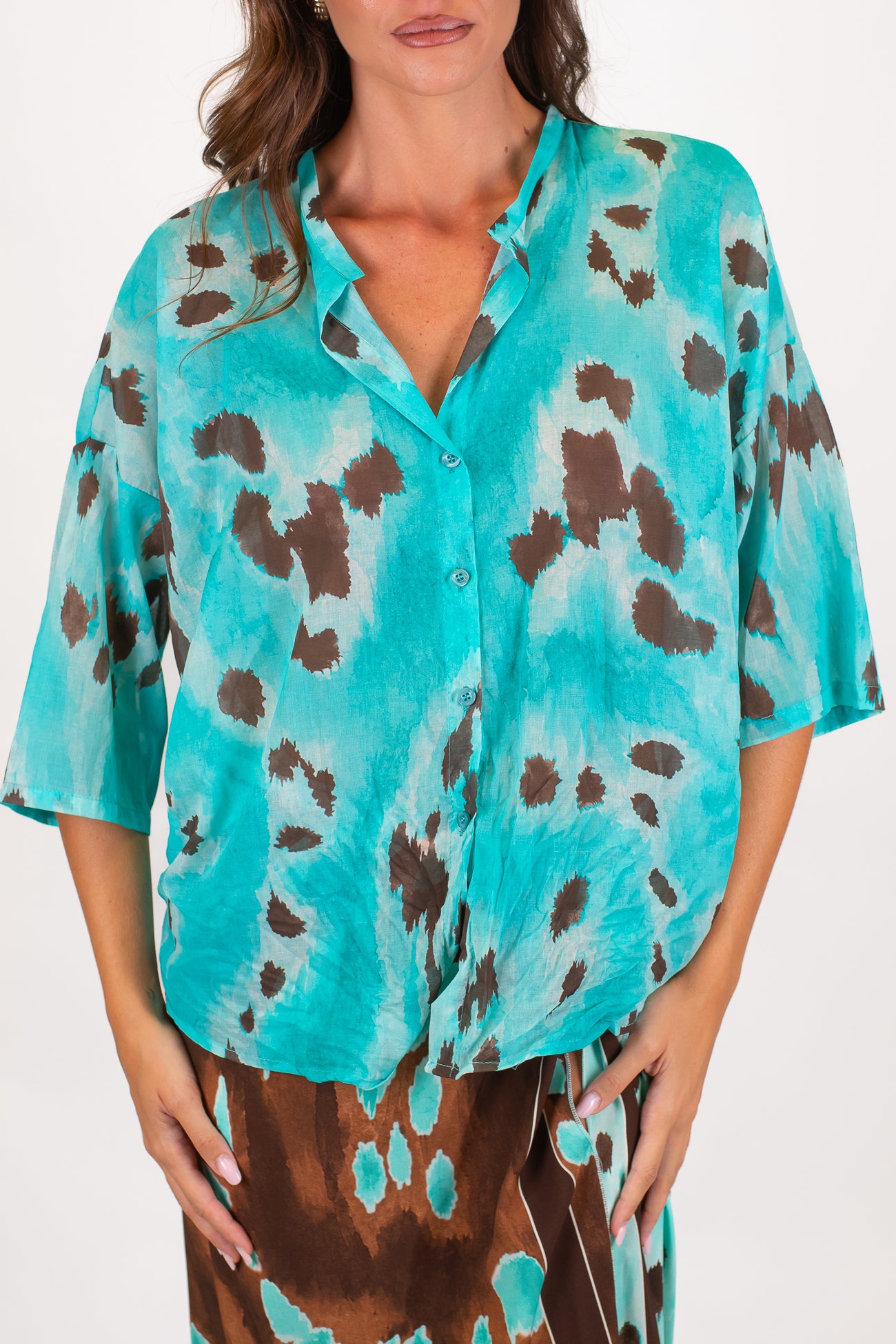 Tensione in - Camicia fantasia macchie in mussola di cotone con collo coreano e manica tre quarti