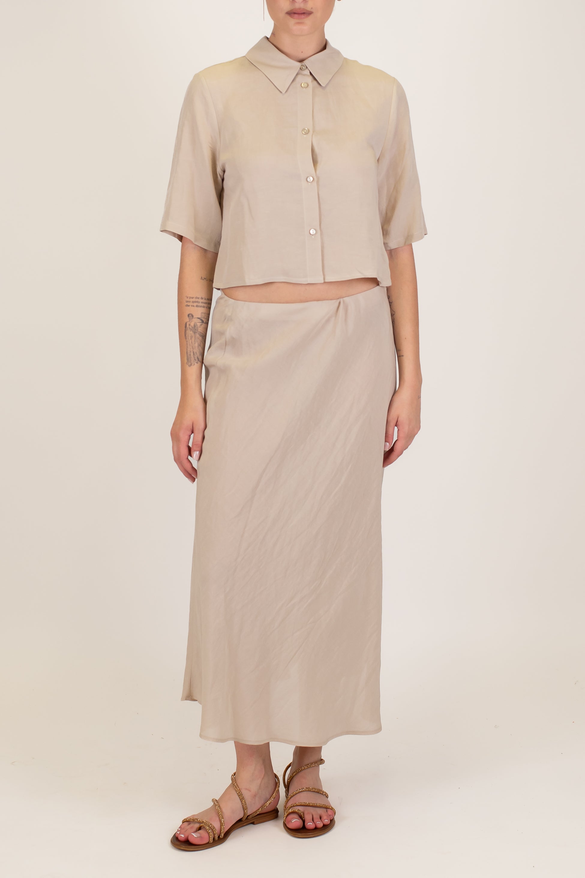 Tensione in - Coordinato in misto viscosa e lino con camicia crop mezzamanica e gonna con elastico in vita