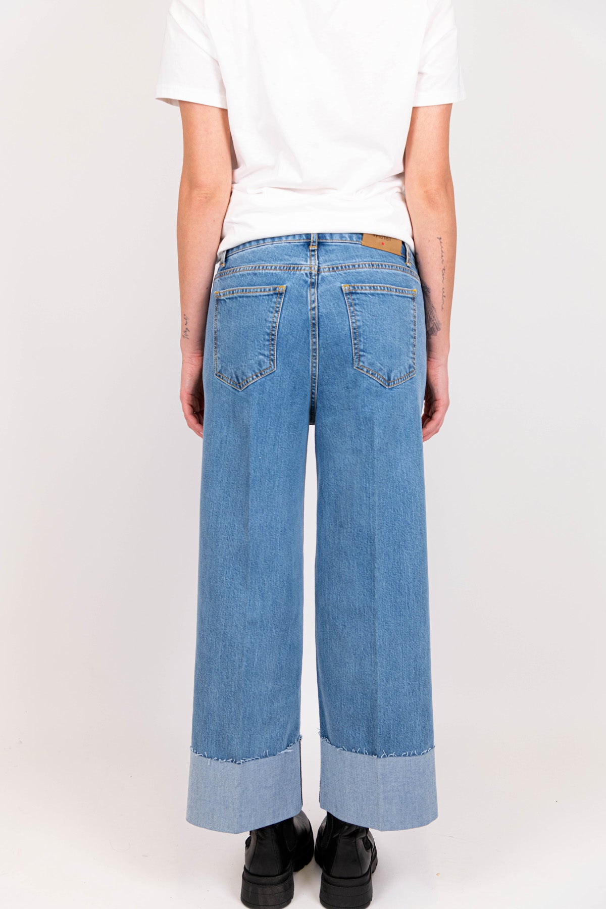 Motel - Jeans a gamba larga con maxi risvolto