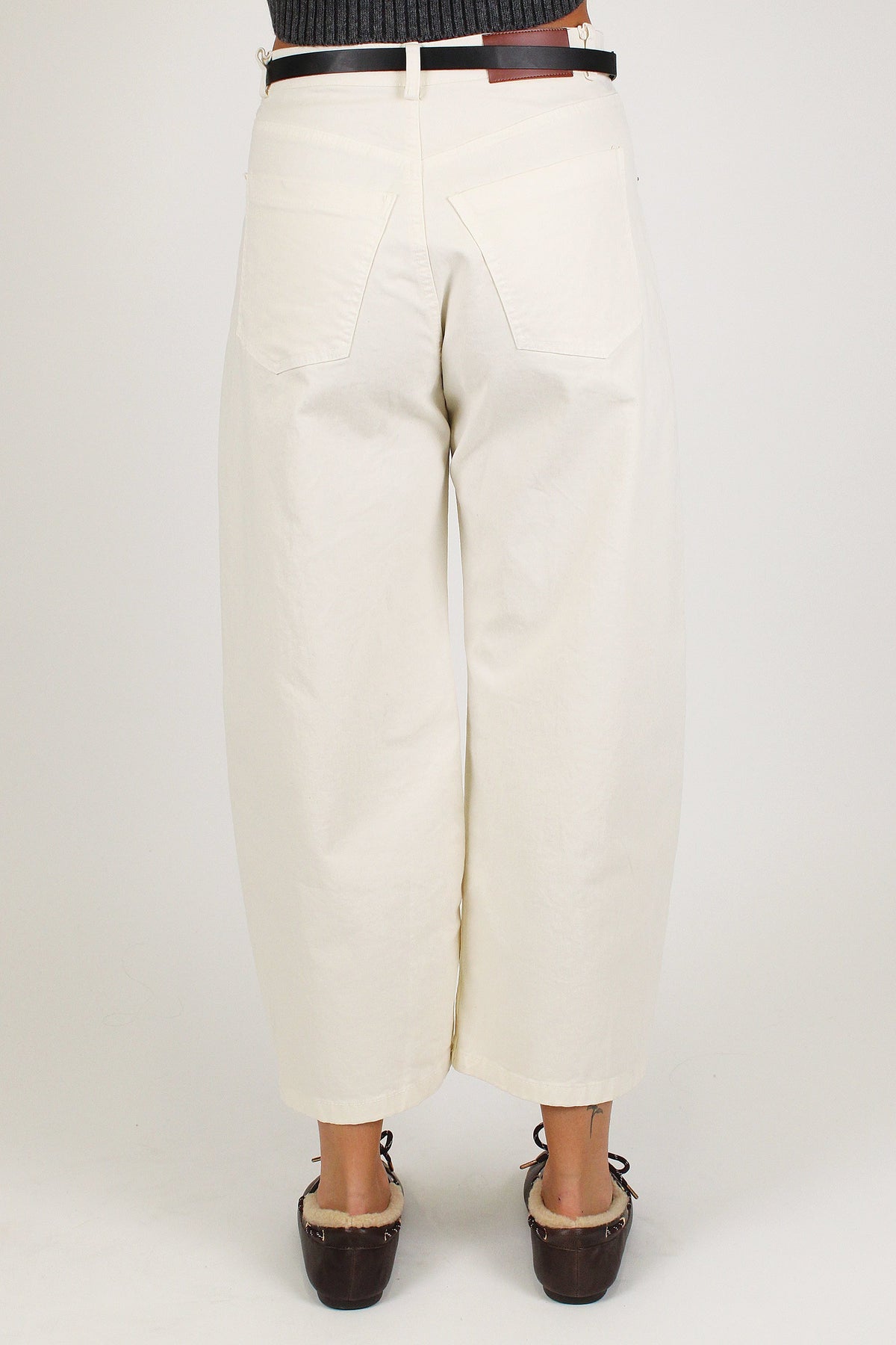 Tensione in - Pantalone balloon crop in denim colorato con cintura