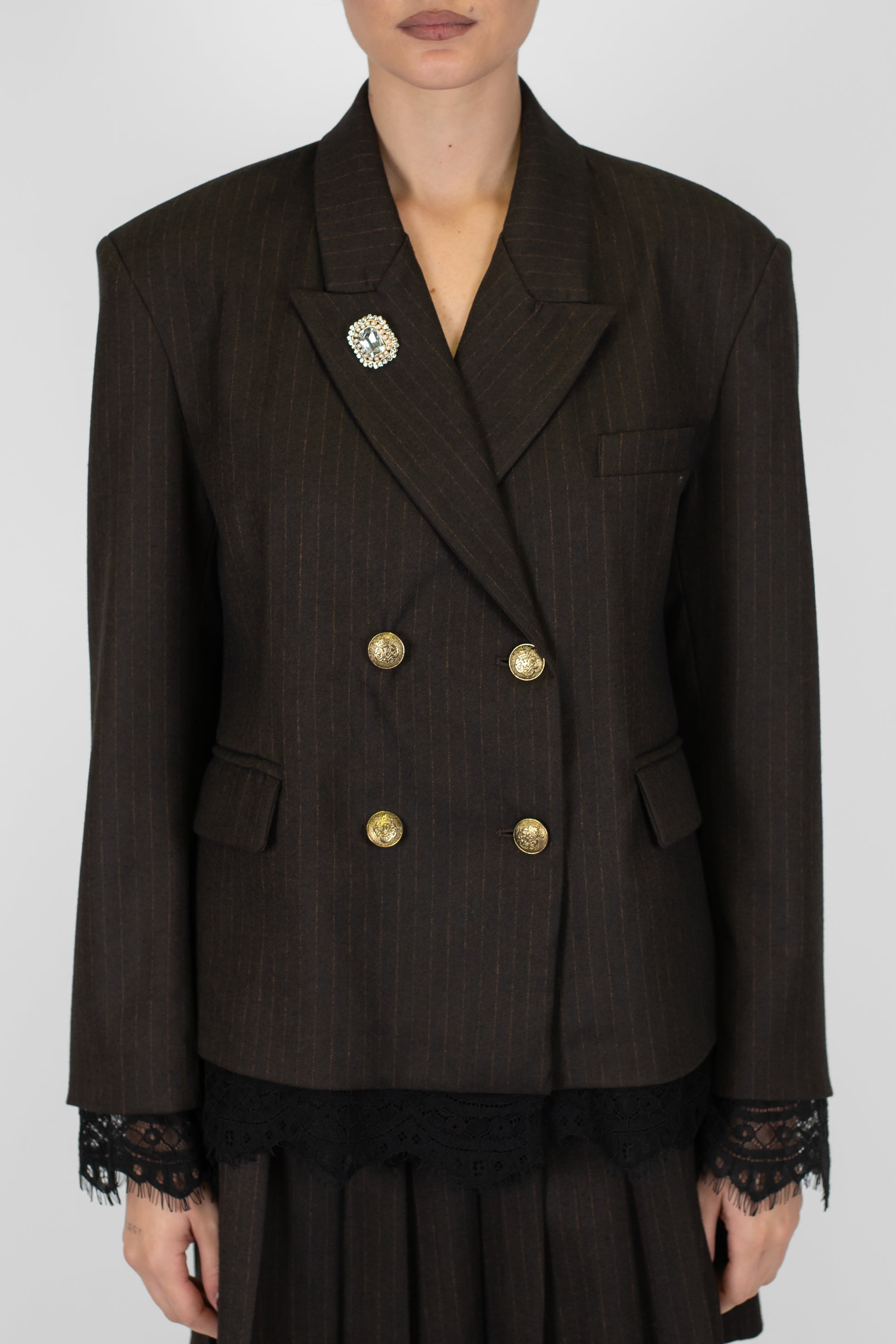 Tensione in - Giacca doppiopetto crop gessata con spilla gioiello