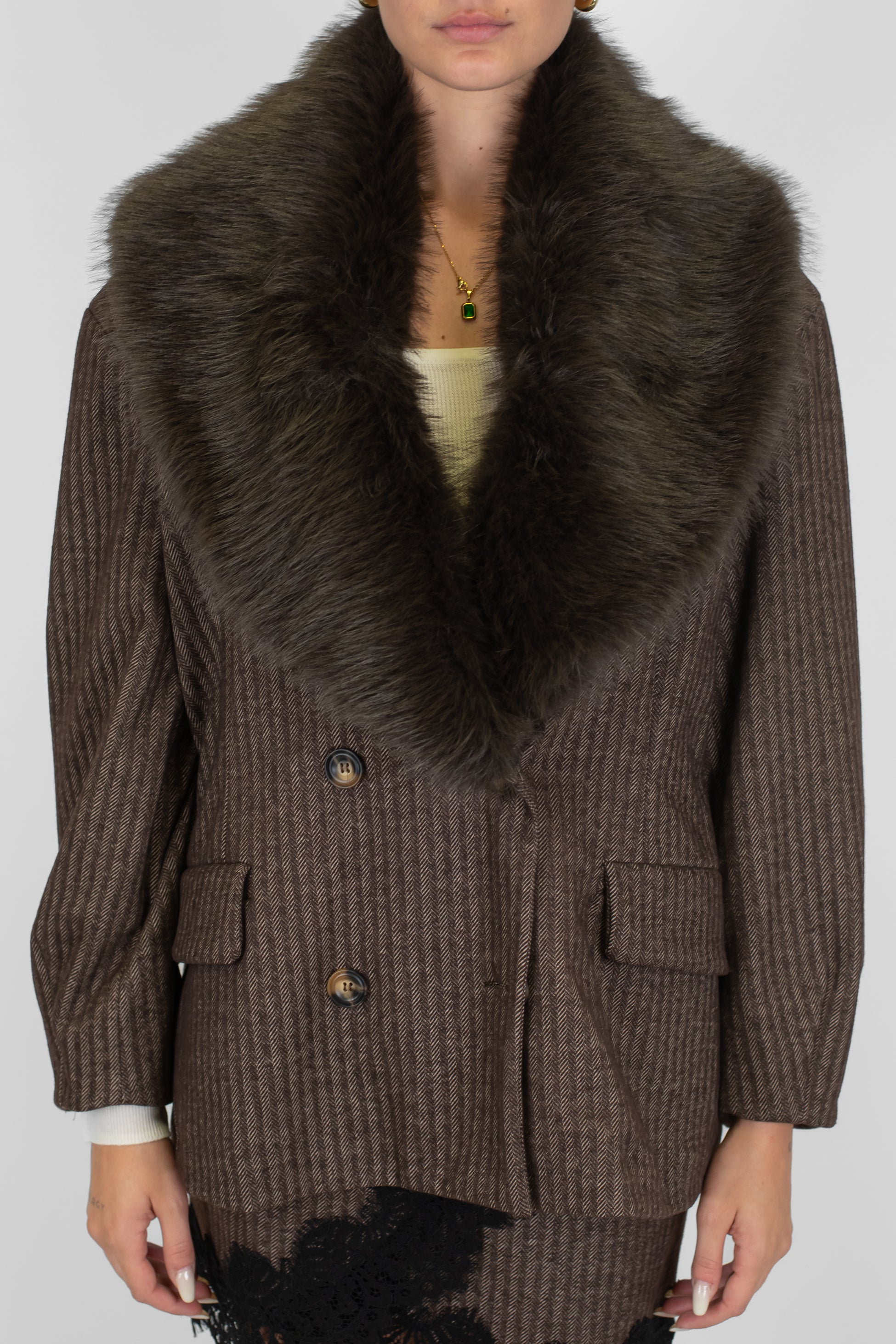 Tensione in - Giacca doppiopetto fantasia spigata con collo in ecopelliccia