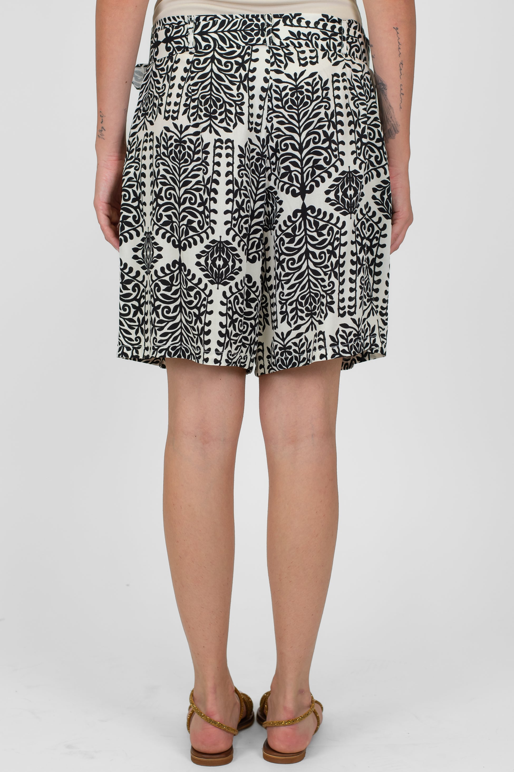 Tensione in - Bermuda con cintura fantasia bianco/nero