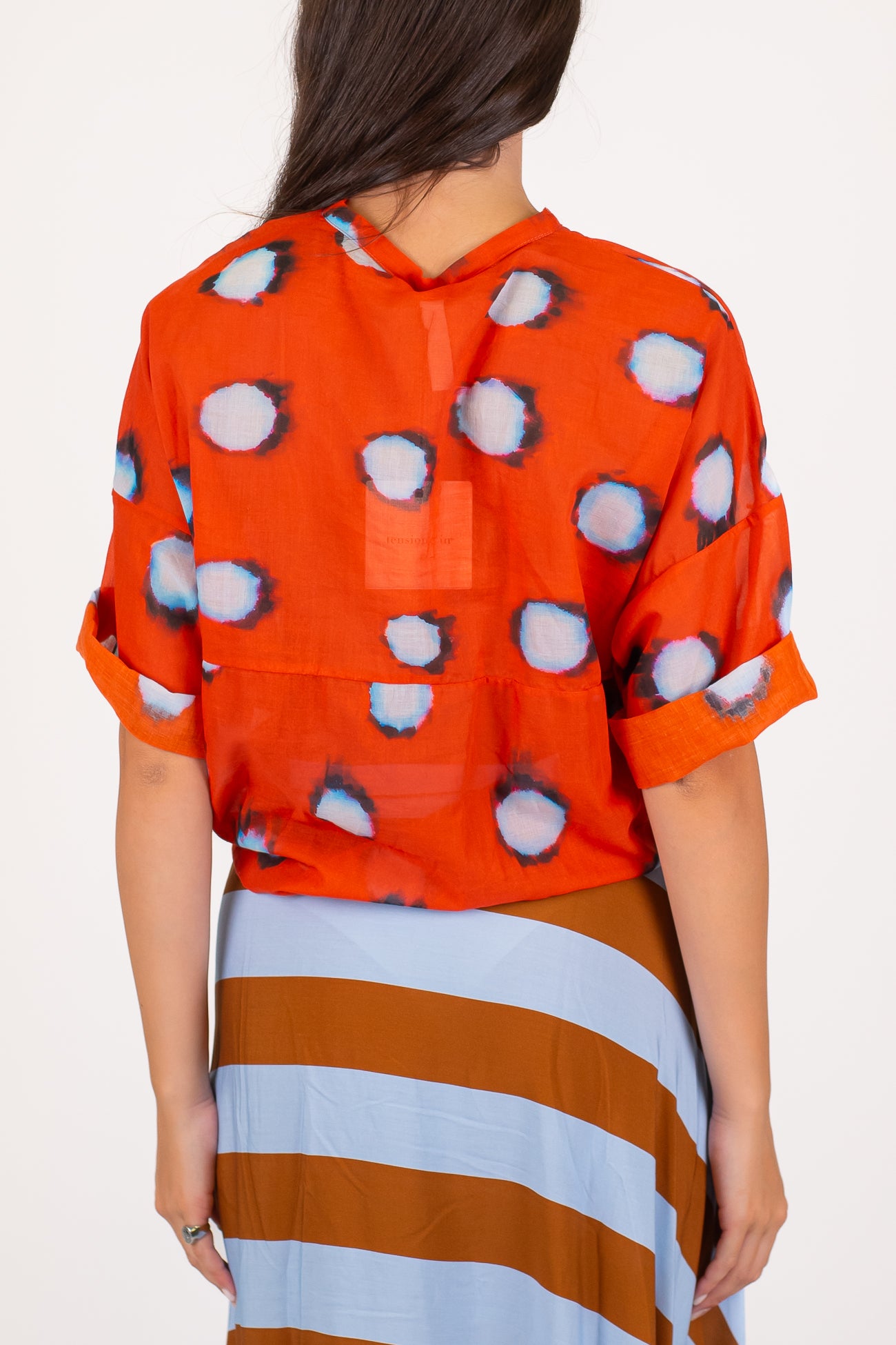 Tensione in - Camicia fantasia macchie in mussola di cotone con collo coreano e manica tre quarti
