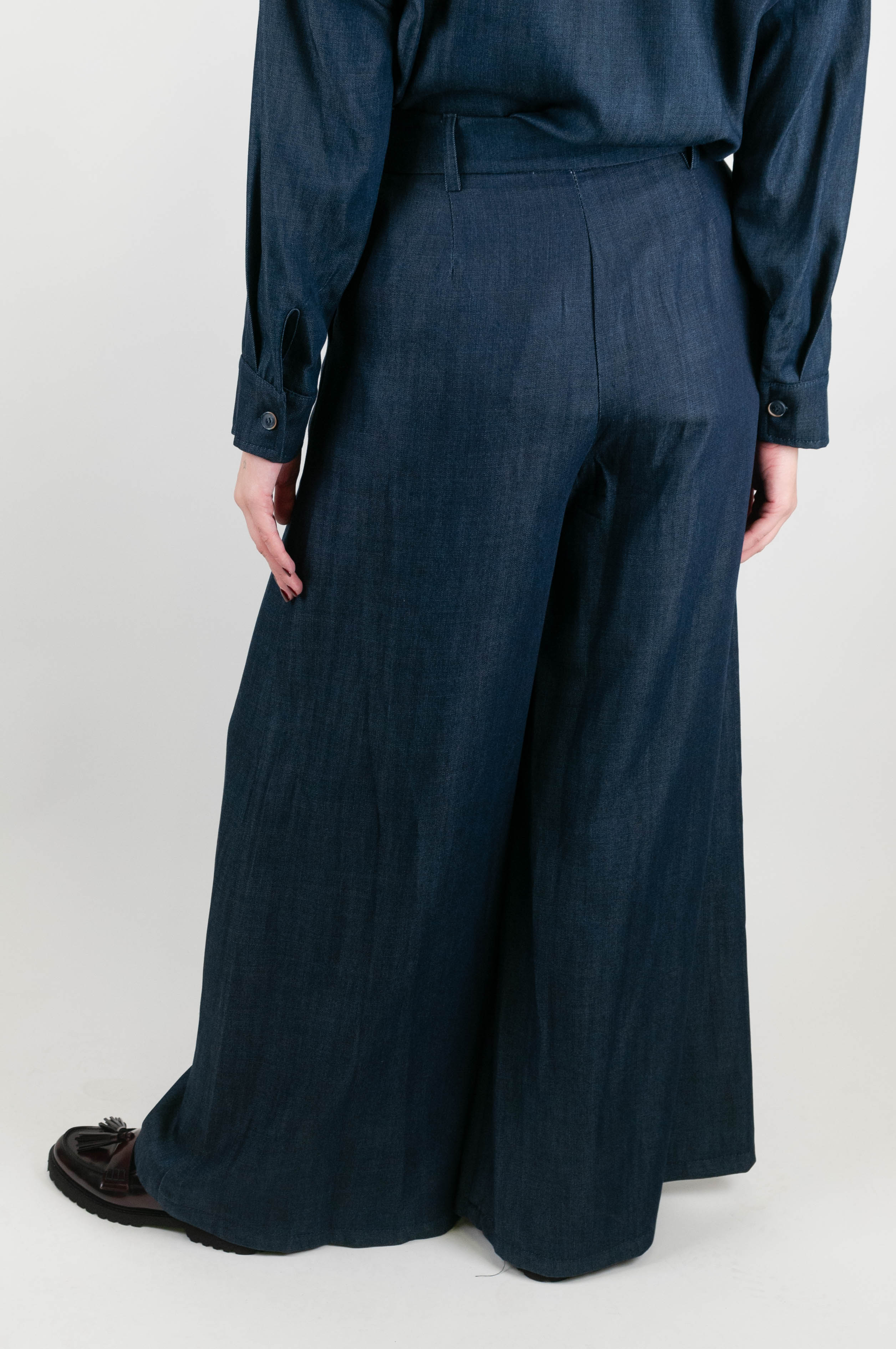 Tensione in - Pantalone palazzo in tencell con effetto denim