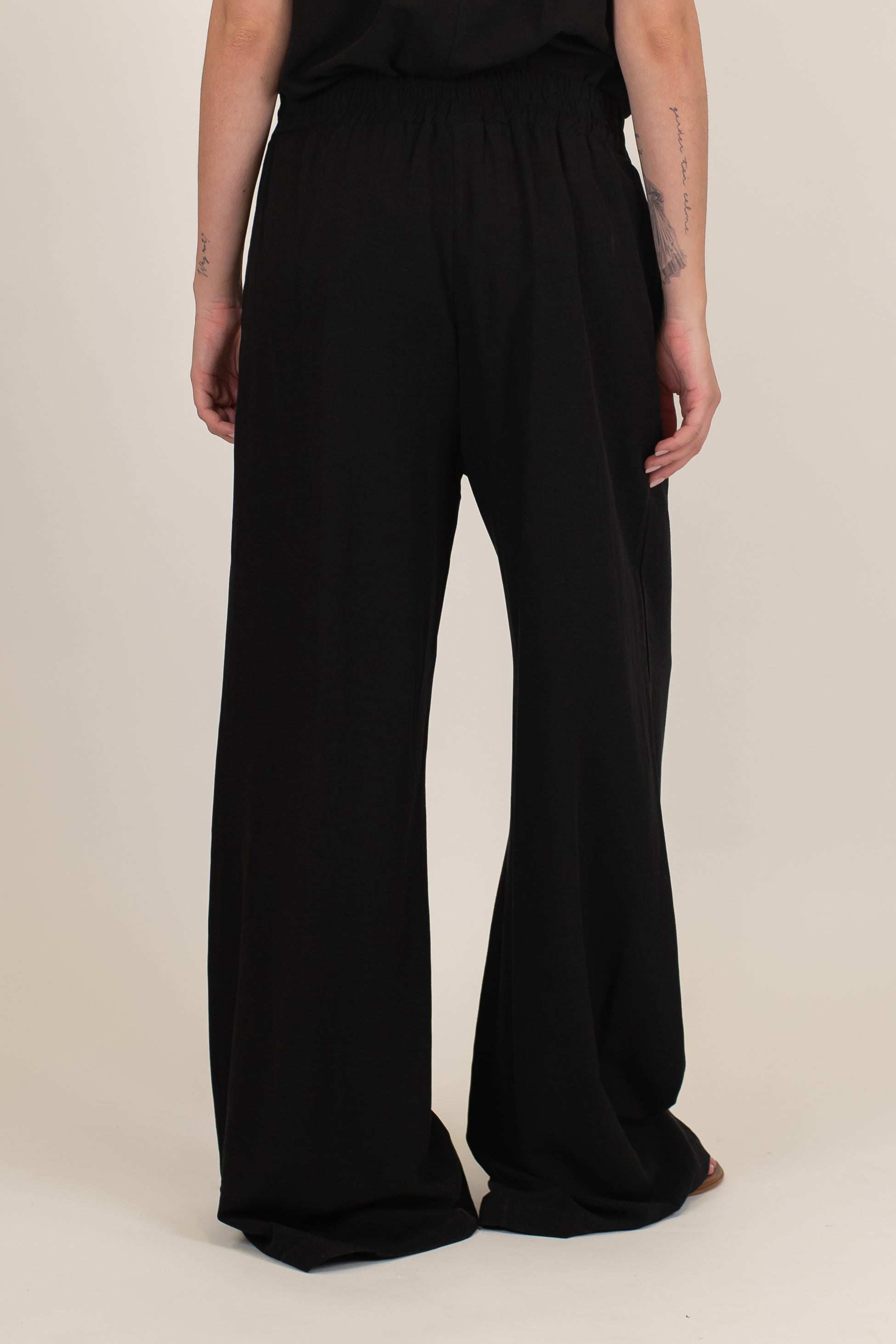 Tensione in - Coordinato in misto lino con top a fascia e pantalone palazzo con elastico sul retro