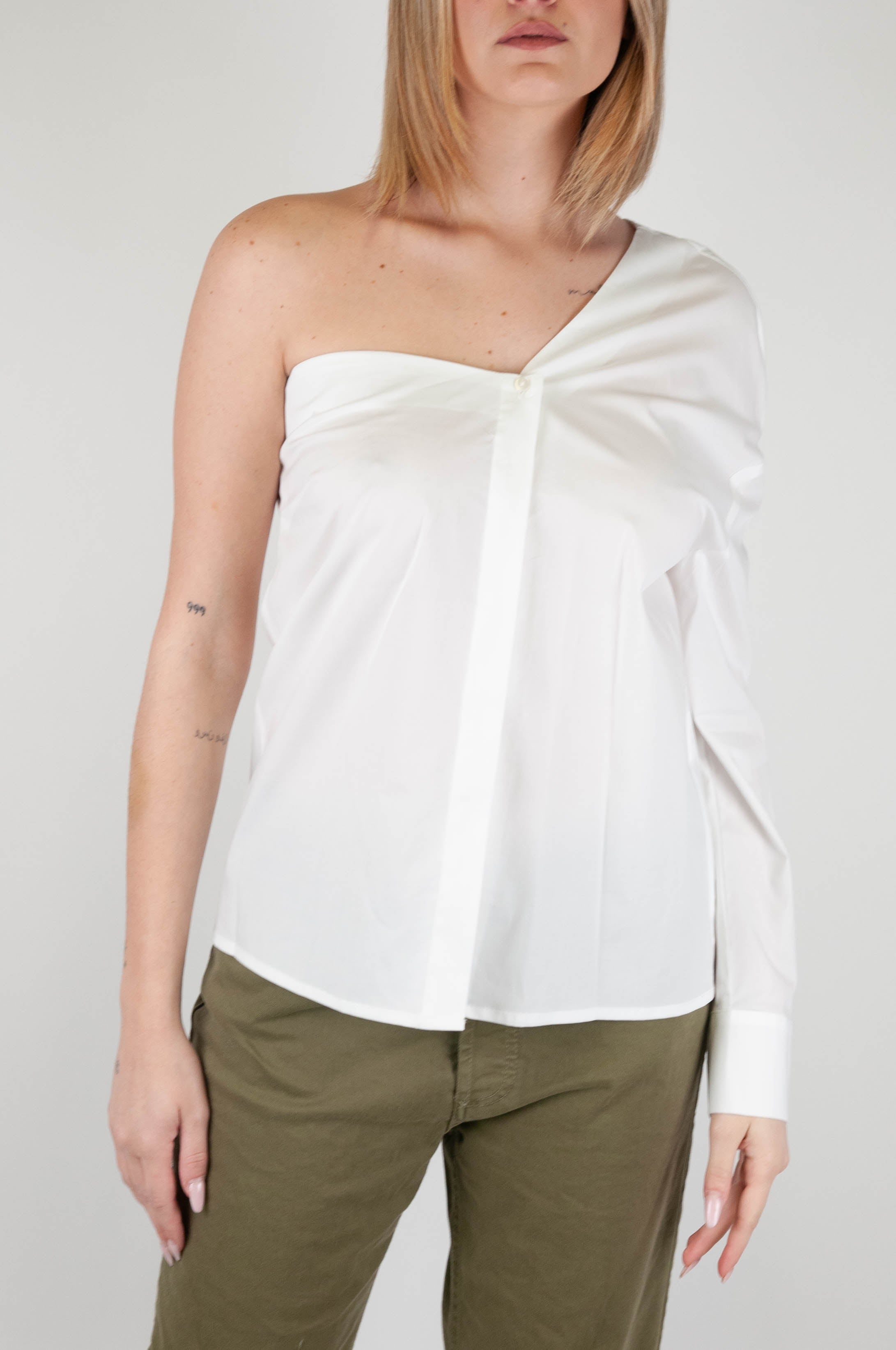 Tension in - One-shoulder shirt with concealed closure