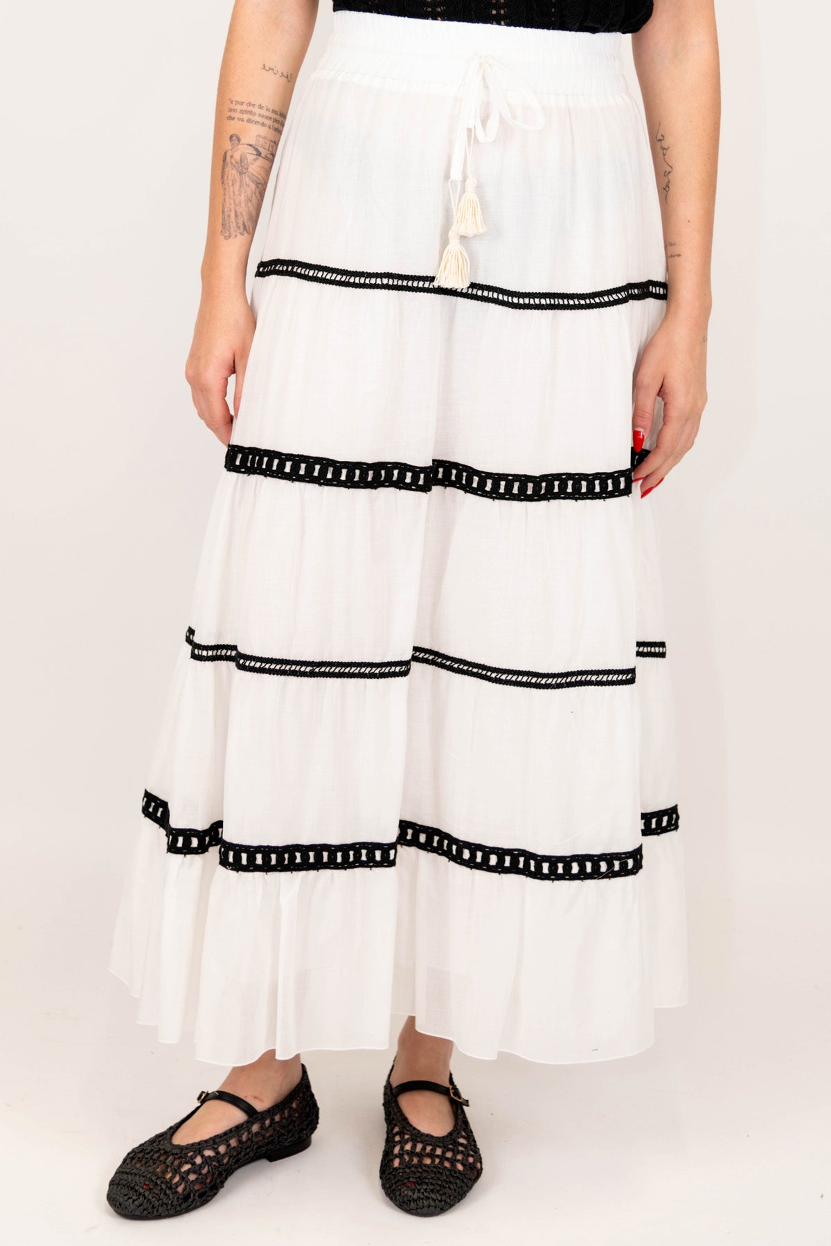 Tensione in - Gonna in mussola di cotone con balze ricamate in crochet