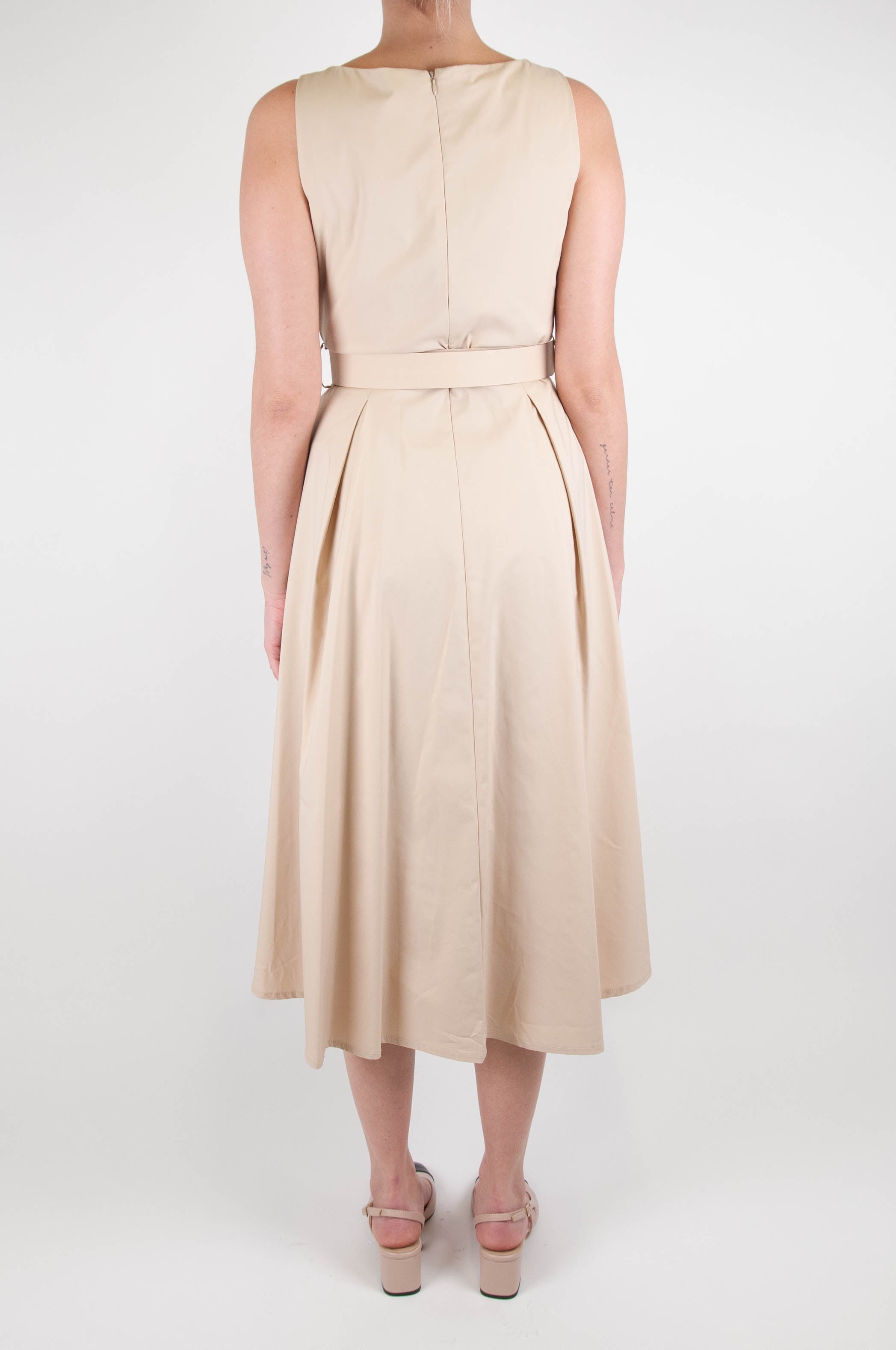 Maryley - Long sleeveless dress with flower brooch