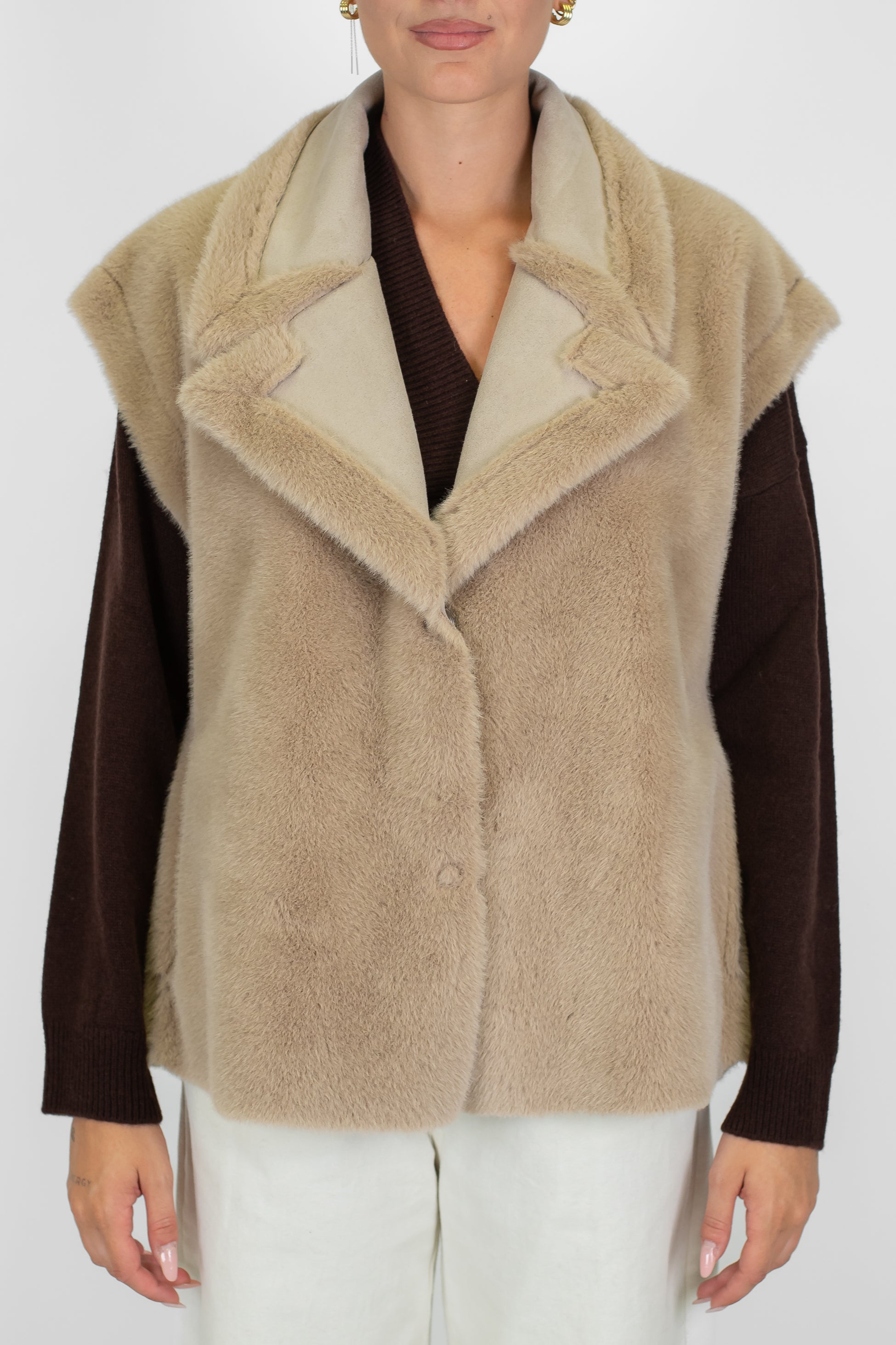 Tensione in - Ecopelliccia giromaniche con rever a lancia e chiusura a scomparsa