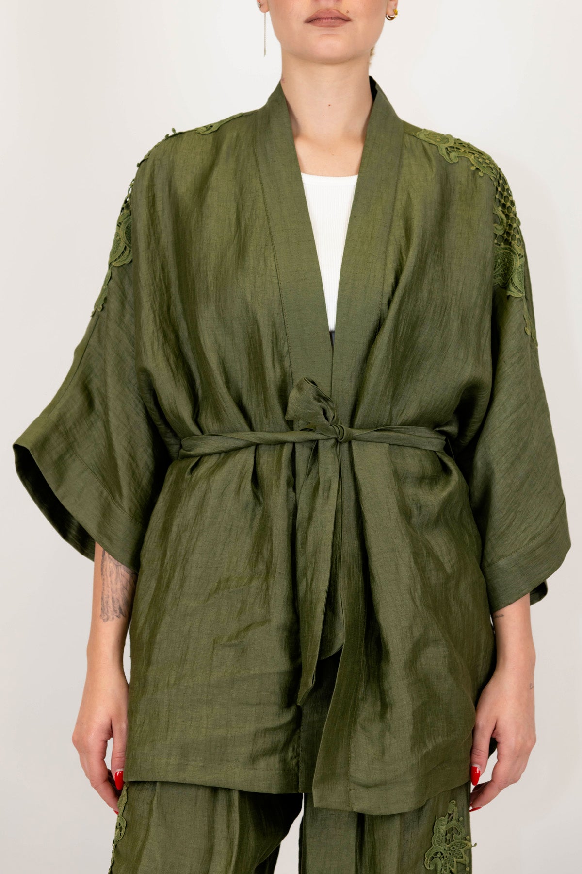 Maryley - Giacca kimono in lino con ricami sulle maniche e cintura in tessuto