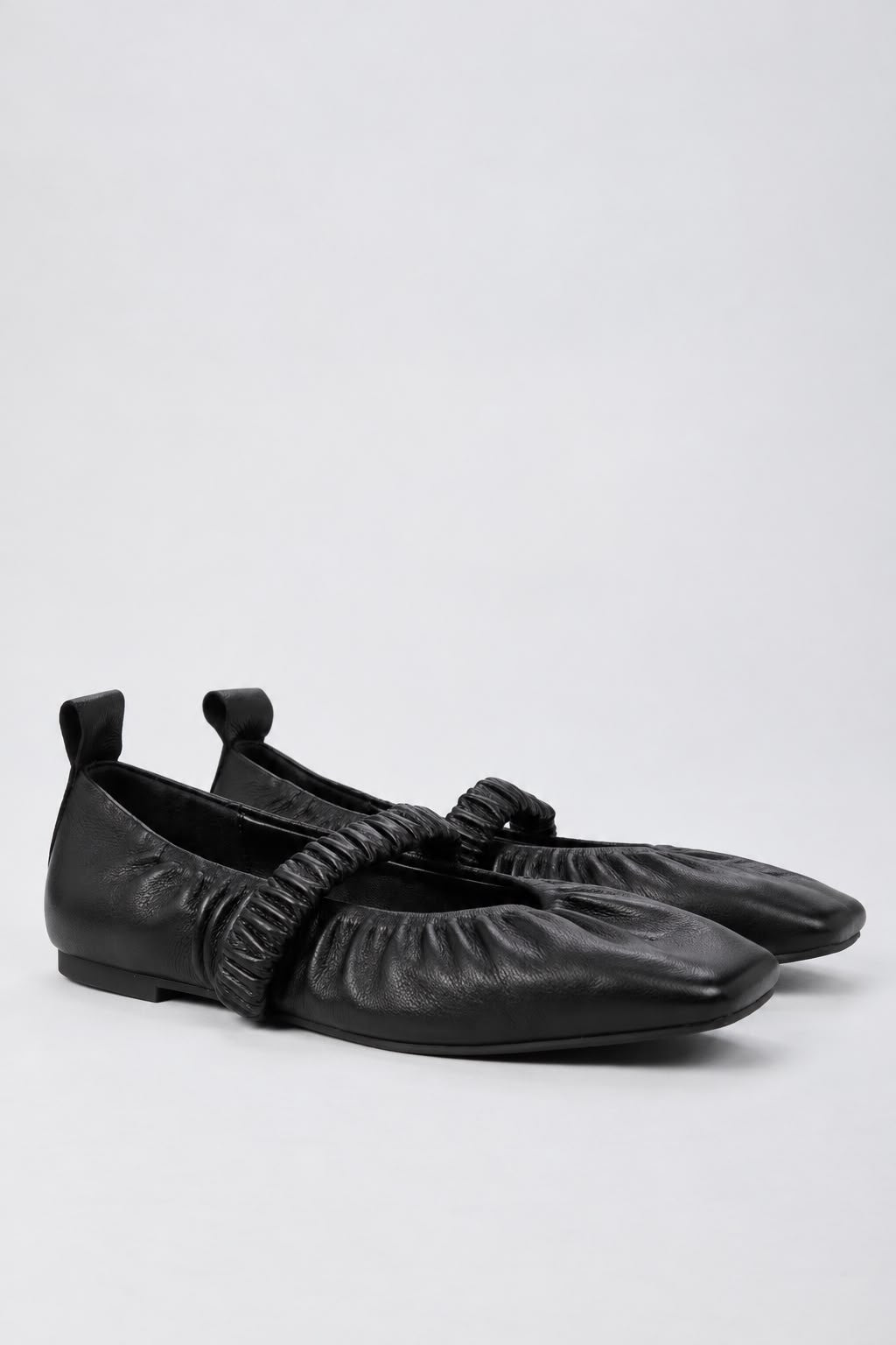 Ovyé - Ballerina in pelle arricciata con punta quadrata ed elastico sul collo piede