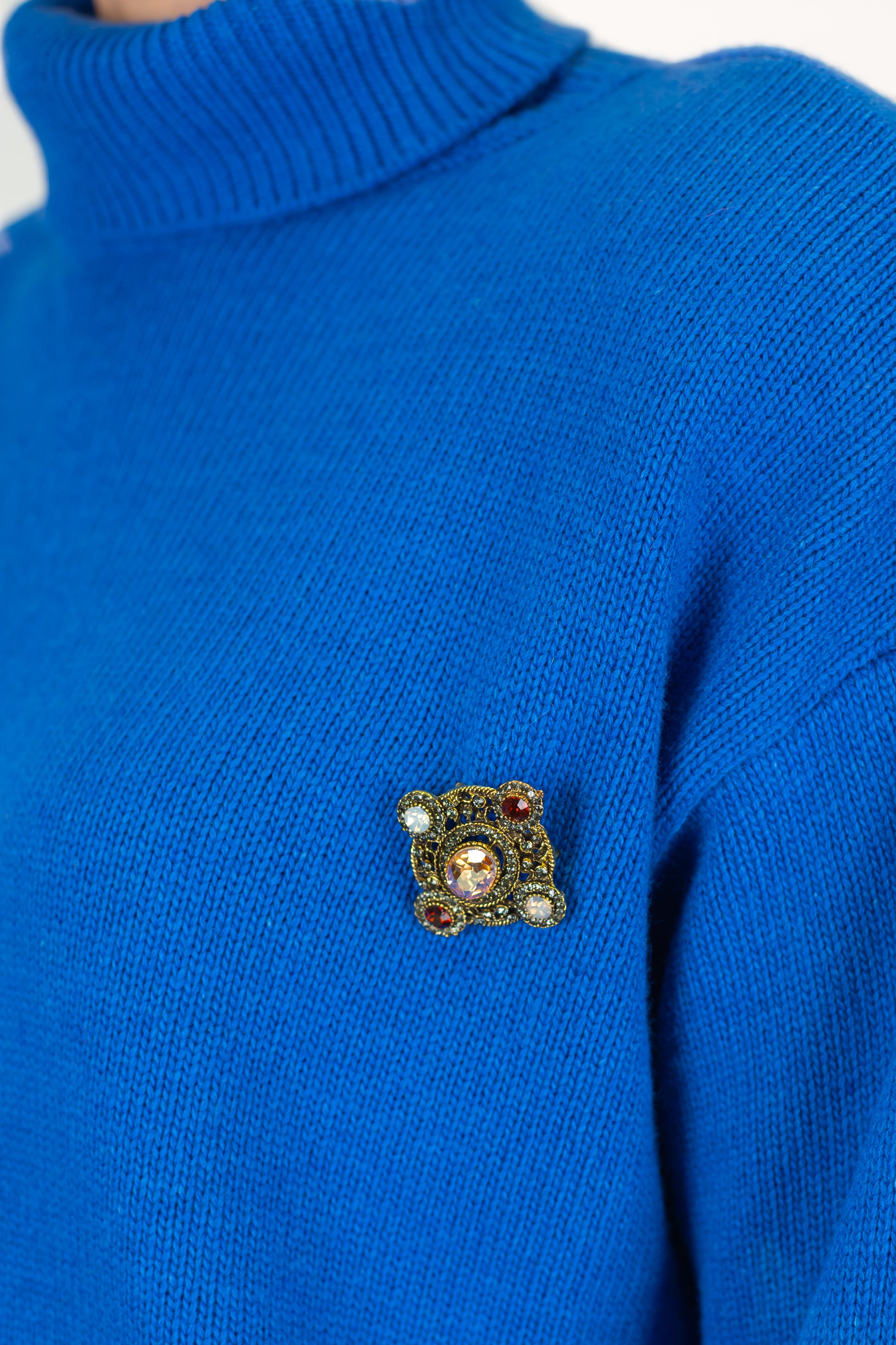 Motel - Dolcevita in misto lana con spalline e spilla gioiello