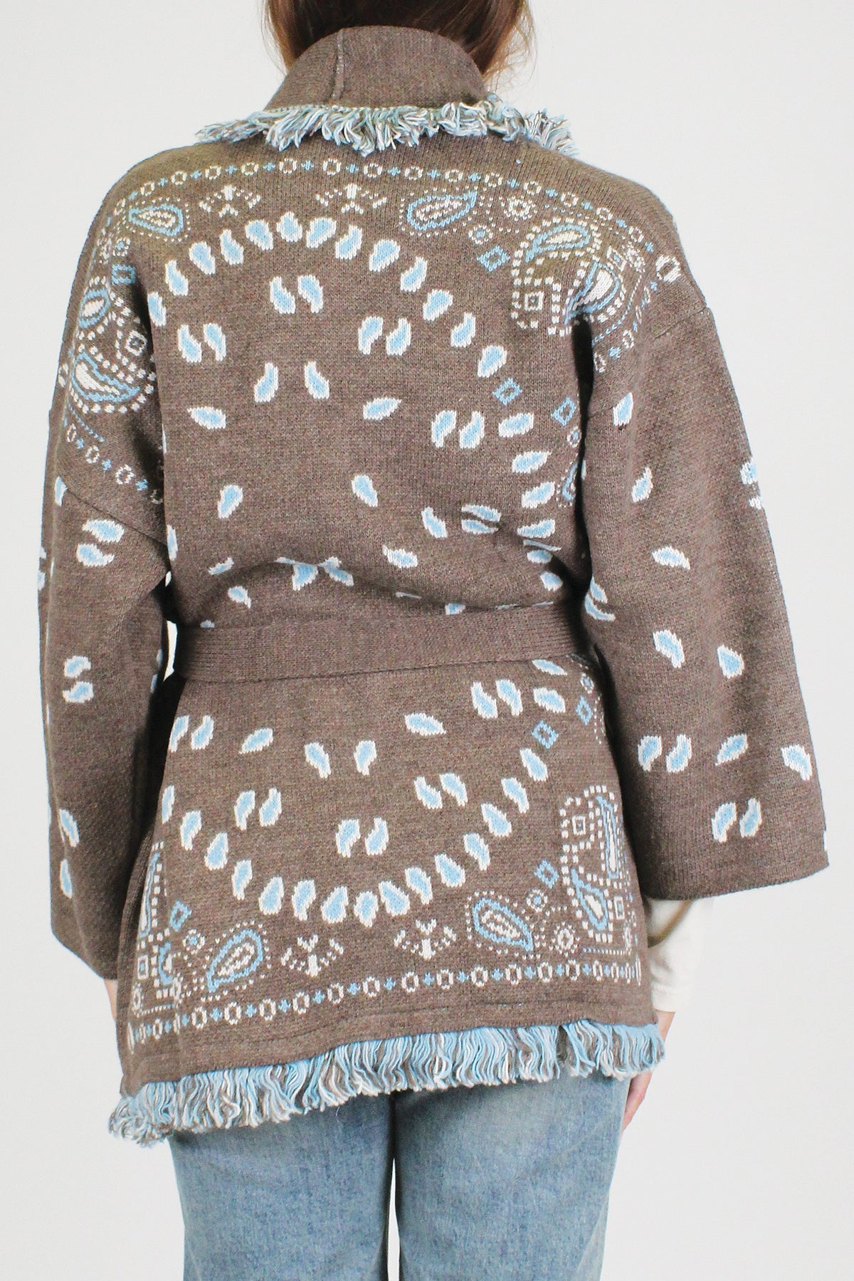 Tensione in - Cardigan fantasia bandana in misto lana con profilo frange e chiusura con cintura in tessuto