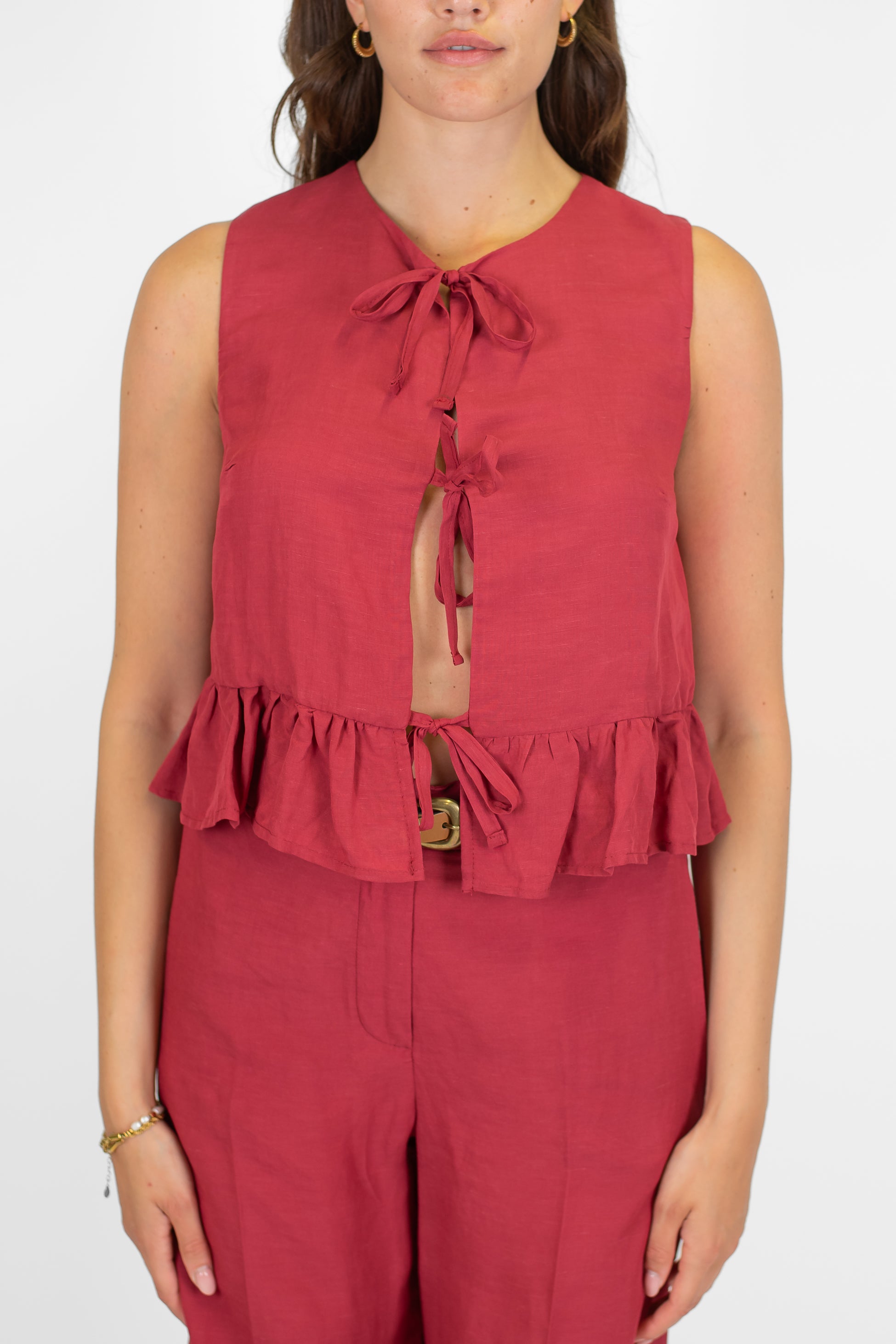 Tensione in - Gilet in misto lino e viscosa con chiusura laccetti e balza sul fondo