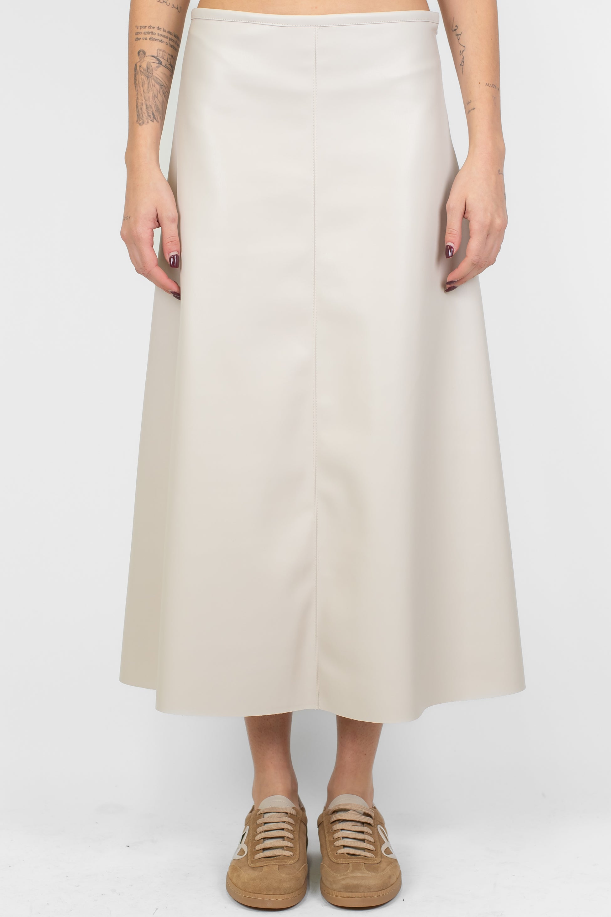 Tensione in - Gonna svasata in ecopelle con fondo a taglio vivo