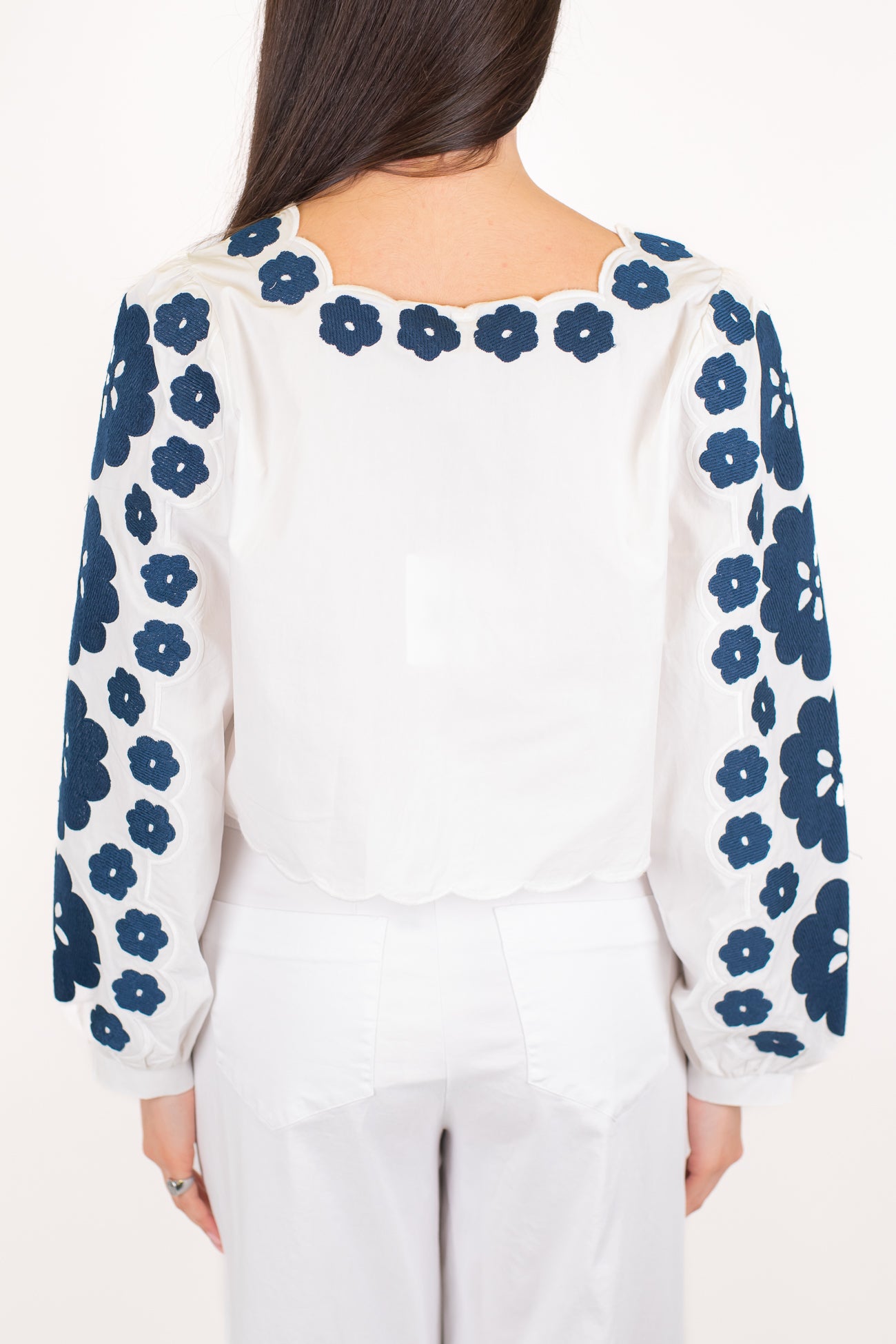 Tensione in - Camicia crop scollo qaudro fantasia ricamata floreale e chiusura con lacci