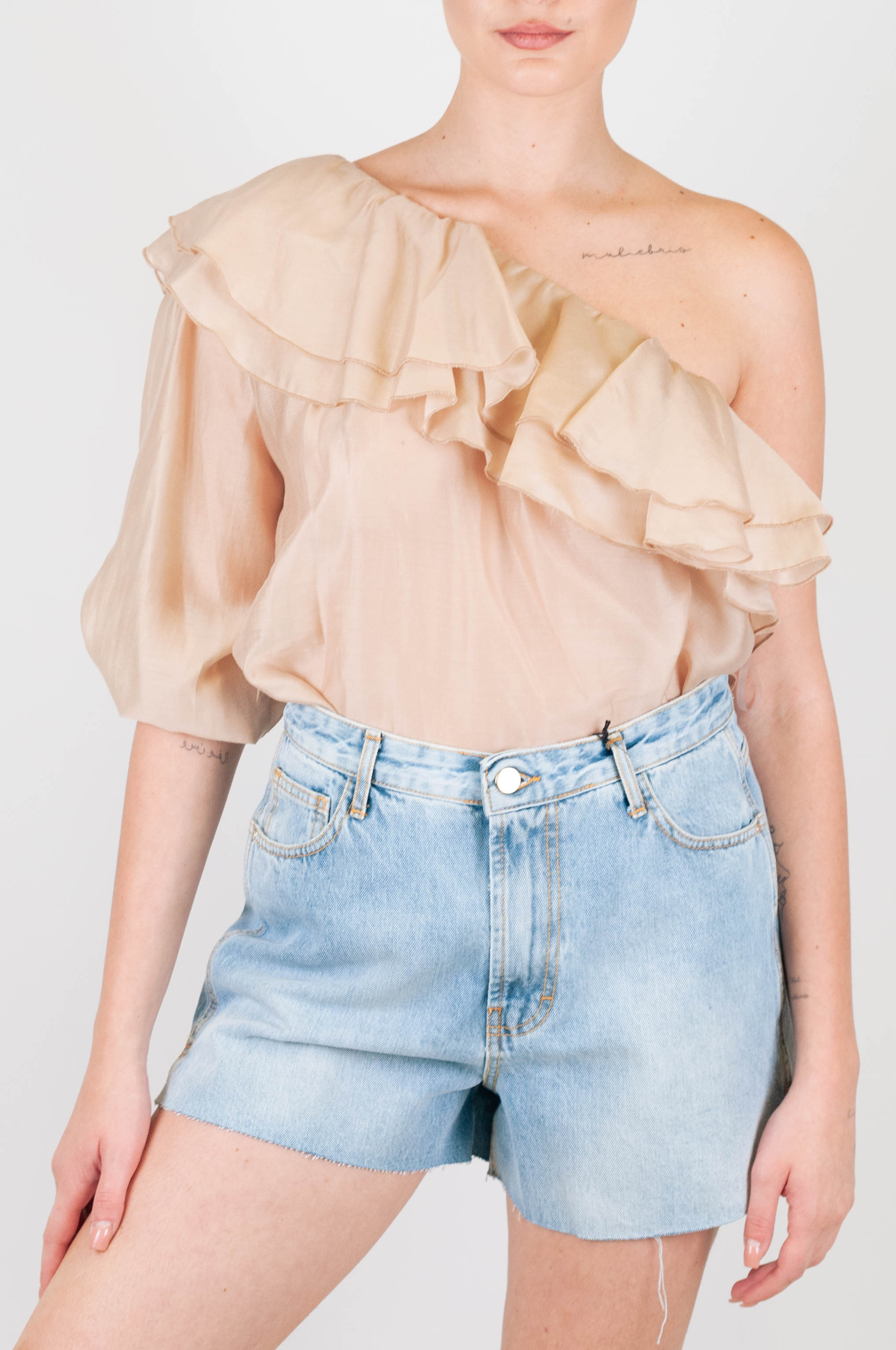 Tensione in - Blusa monospalla con rouches