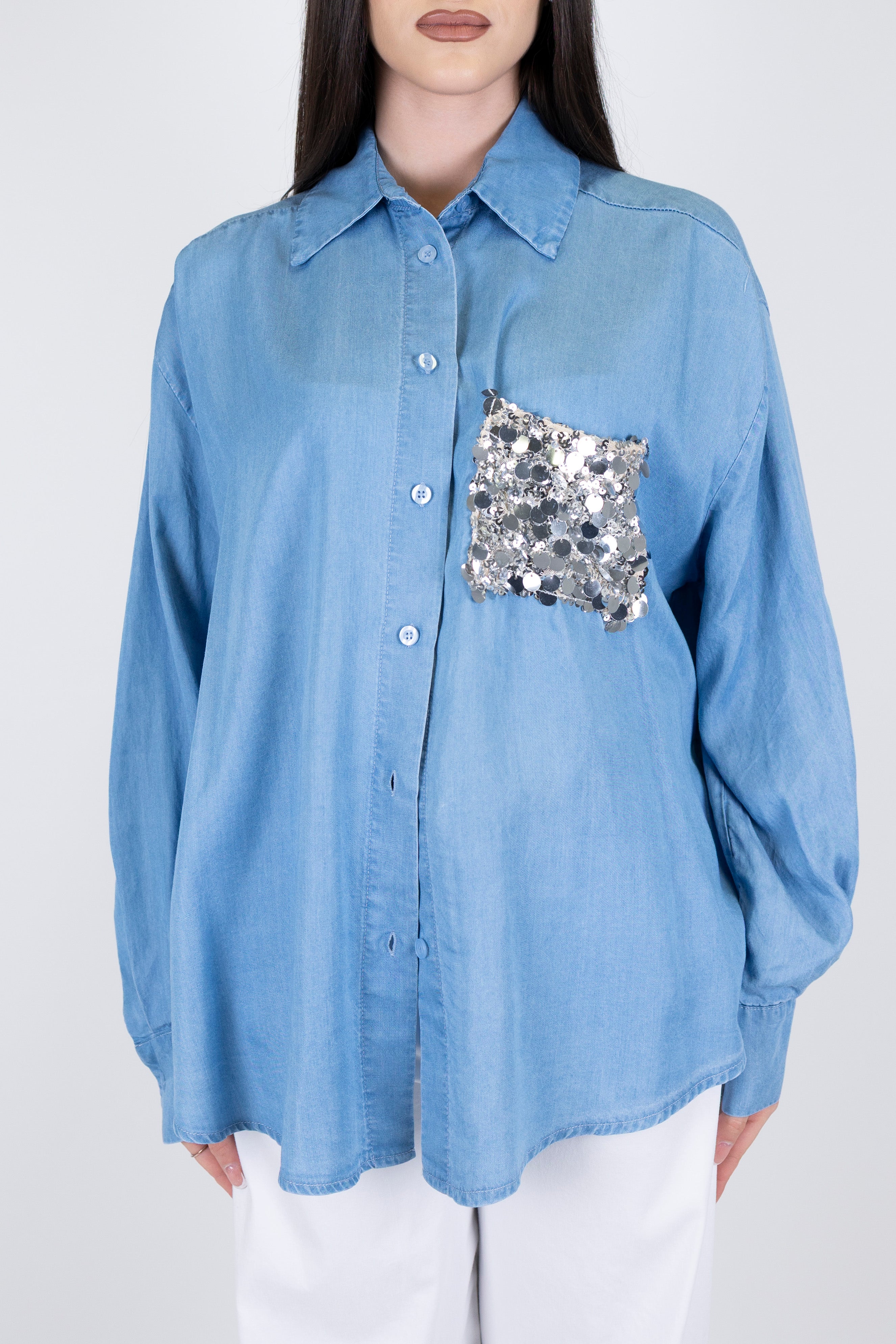 Tensione in - Camicia over in lyocell effetto denim con taschino in paillettes