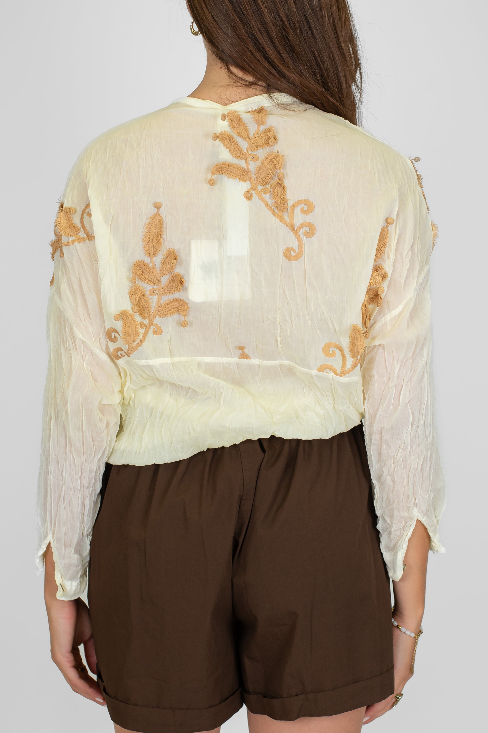 Tensione in - Camicia in misto seta con ricami a contrasto e collo coreano