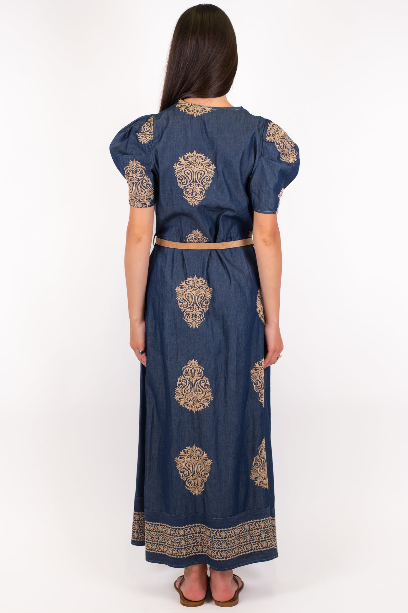 Tensione in - Chemisier mezzamanica in chambray con spalla a sbuffo e ricami a contrasto