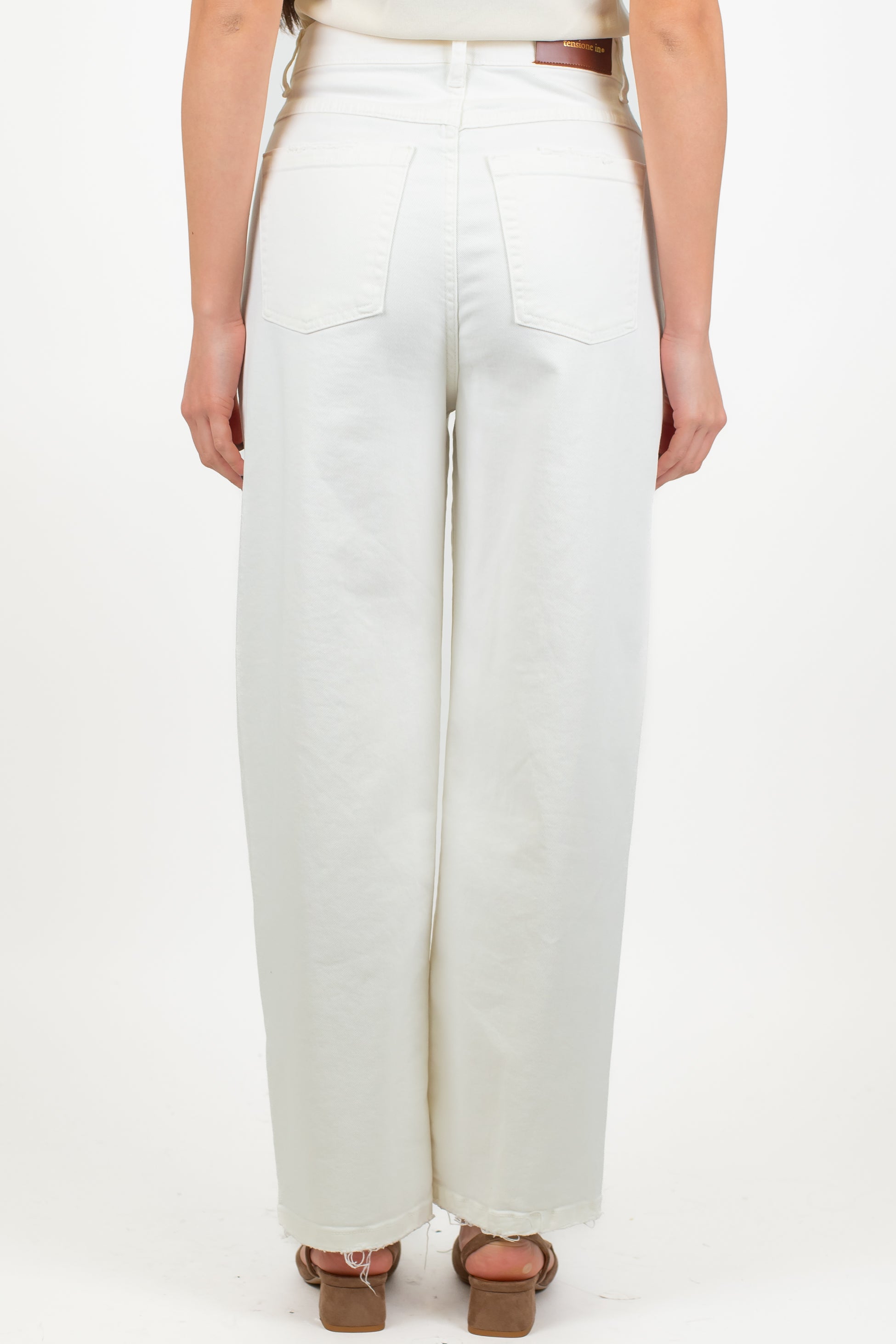 Tensione in - Pantalone regular in denim colorato sfrangiato sul fondo