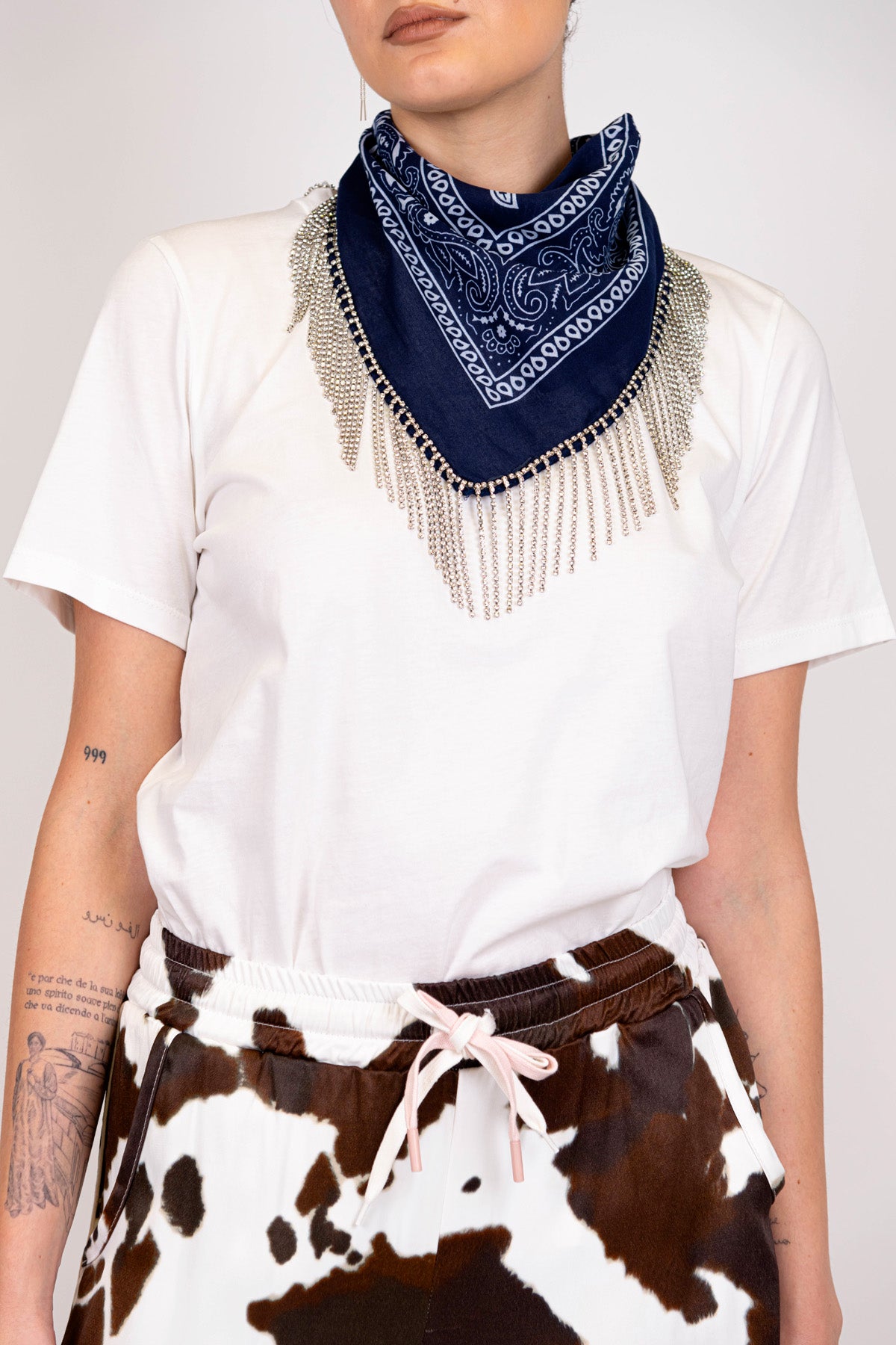 Tensione in - T-shirt con bandana e dettagli strass