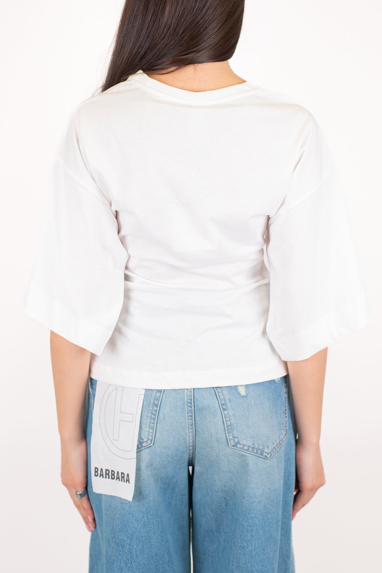 Tensione in - T-shirt con manica over e chiusura ganci centrale