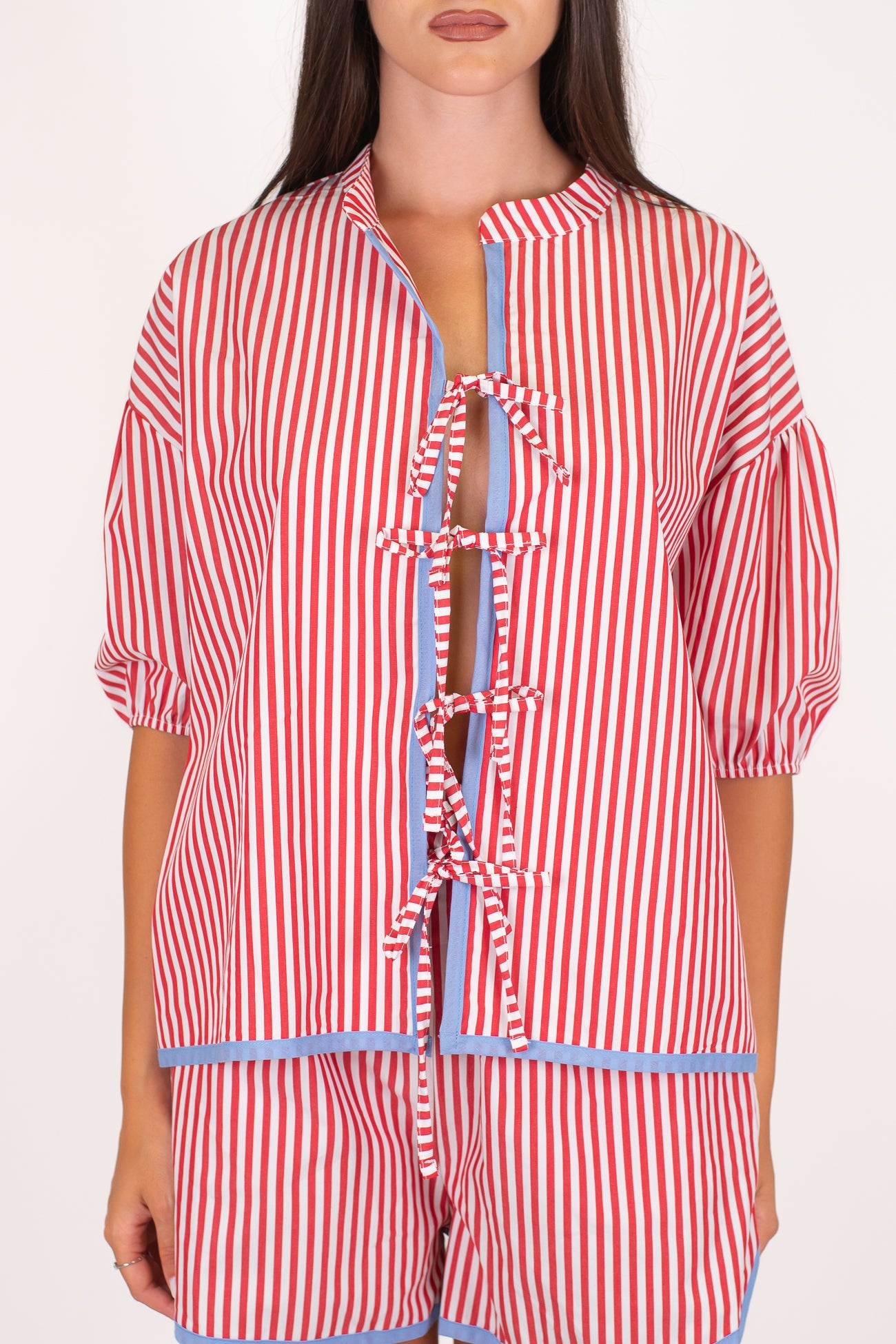 Motel - Camicia collo coreano mezzamanica fantasia a righe con profilo a contrasto e chiusura con laccetti