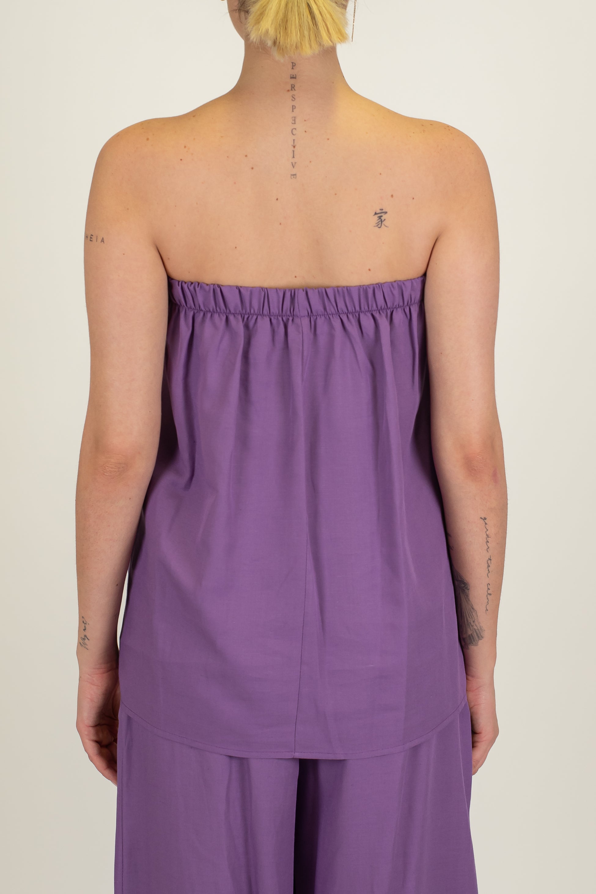 Tensione in - Coordinato in misto lino con top a fascia e pantalone palazzo con elastico sul retro