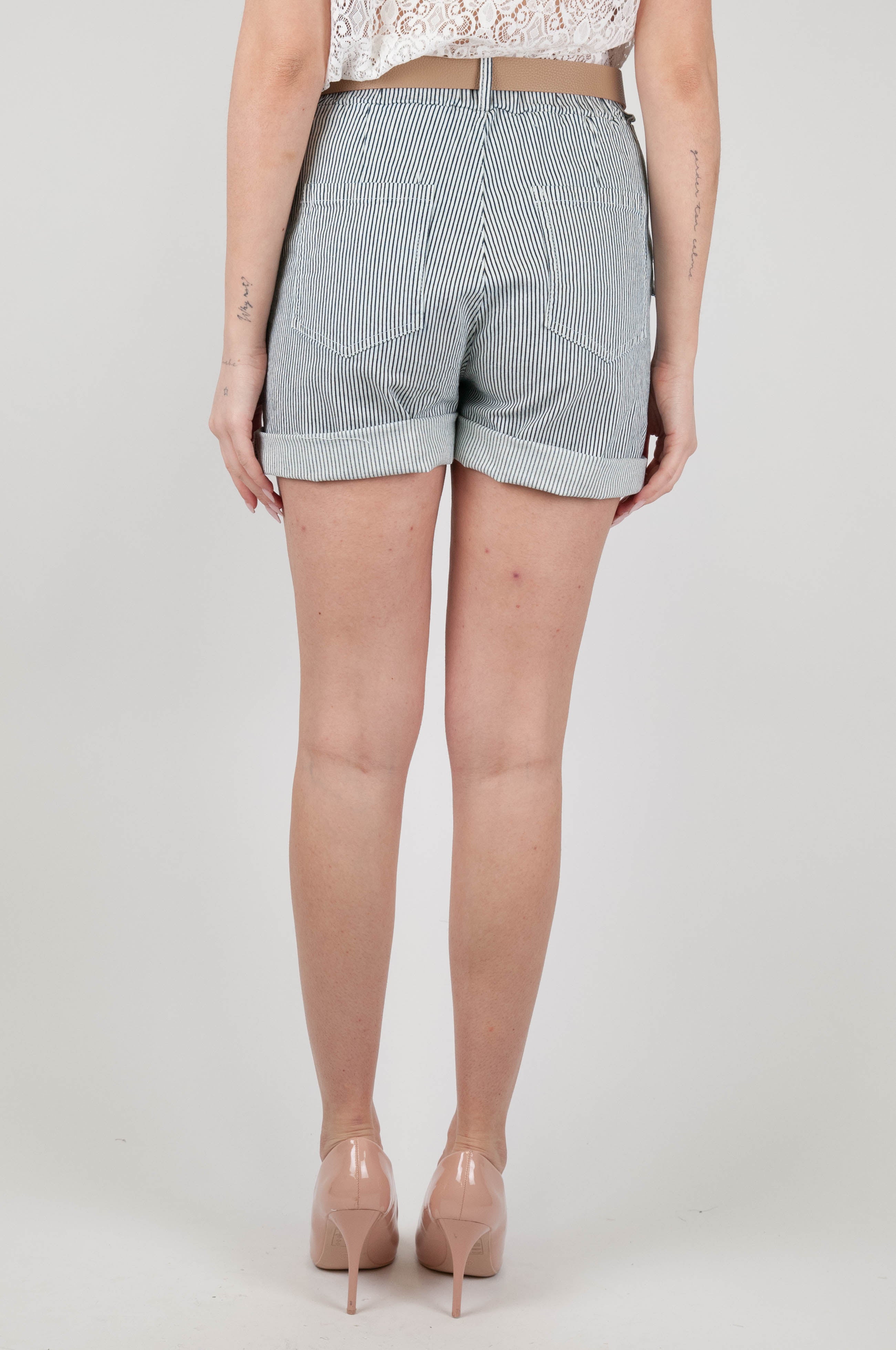 Motel - Shorts a righe con tasca sfrangiata e risvolto sul fondo
