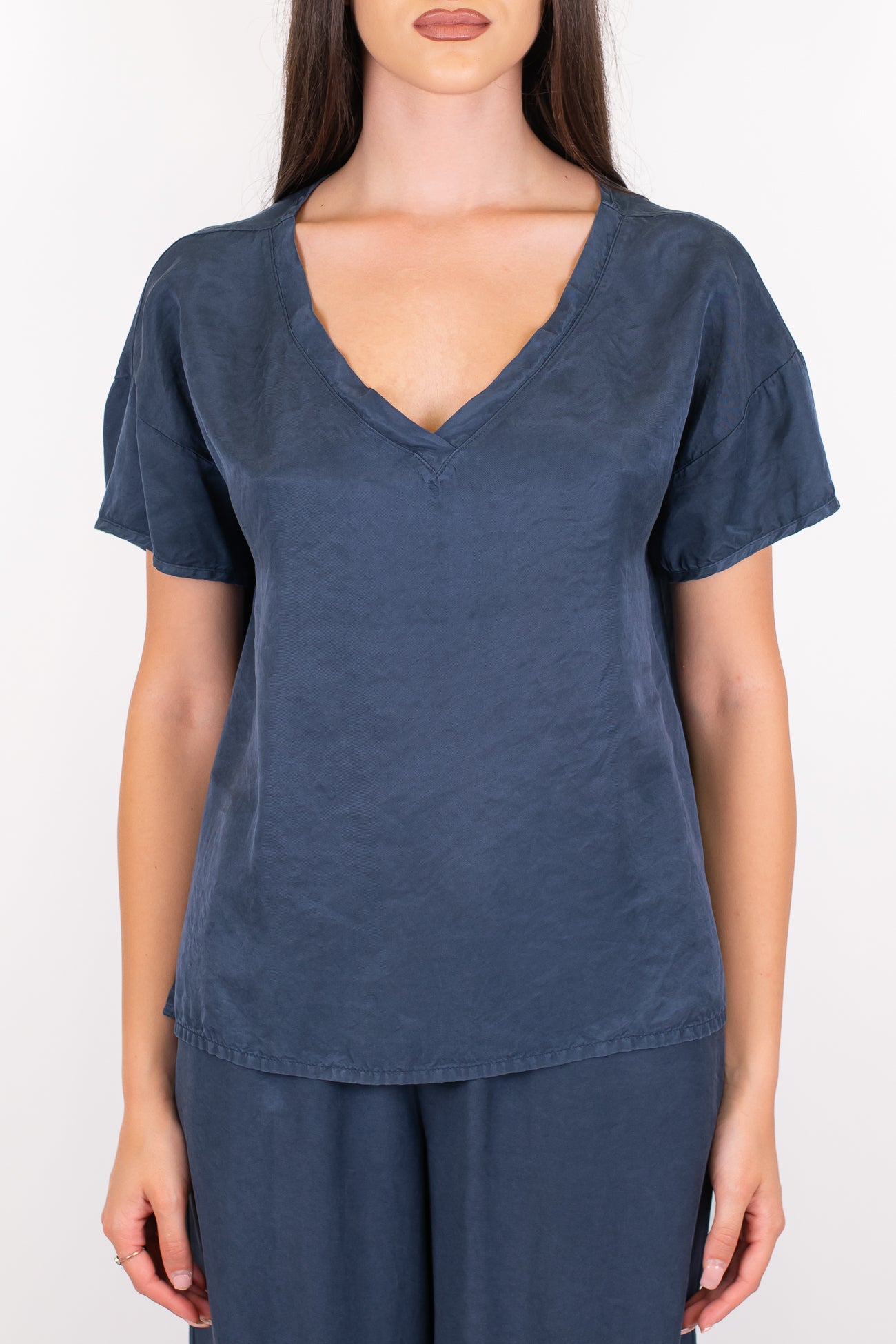 Tensione in - T-shirt scollo a V in lyocell mano cupro