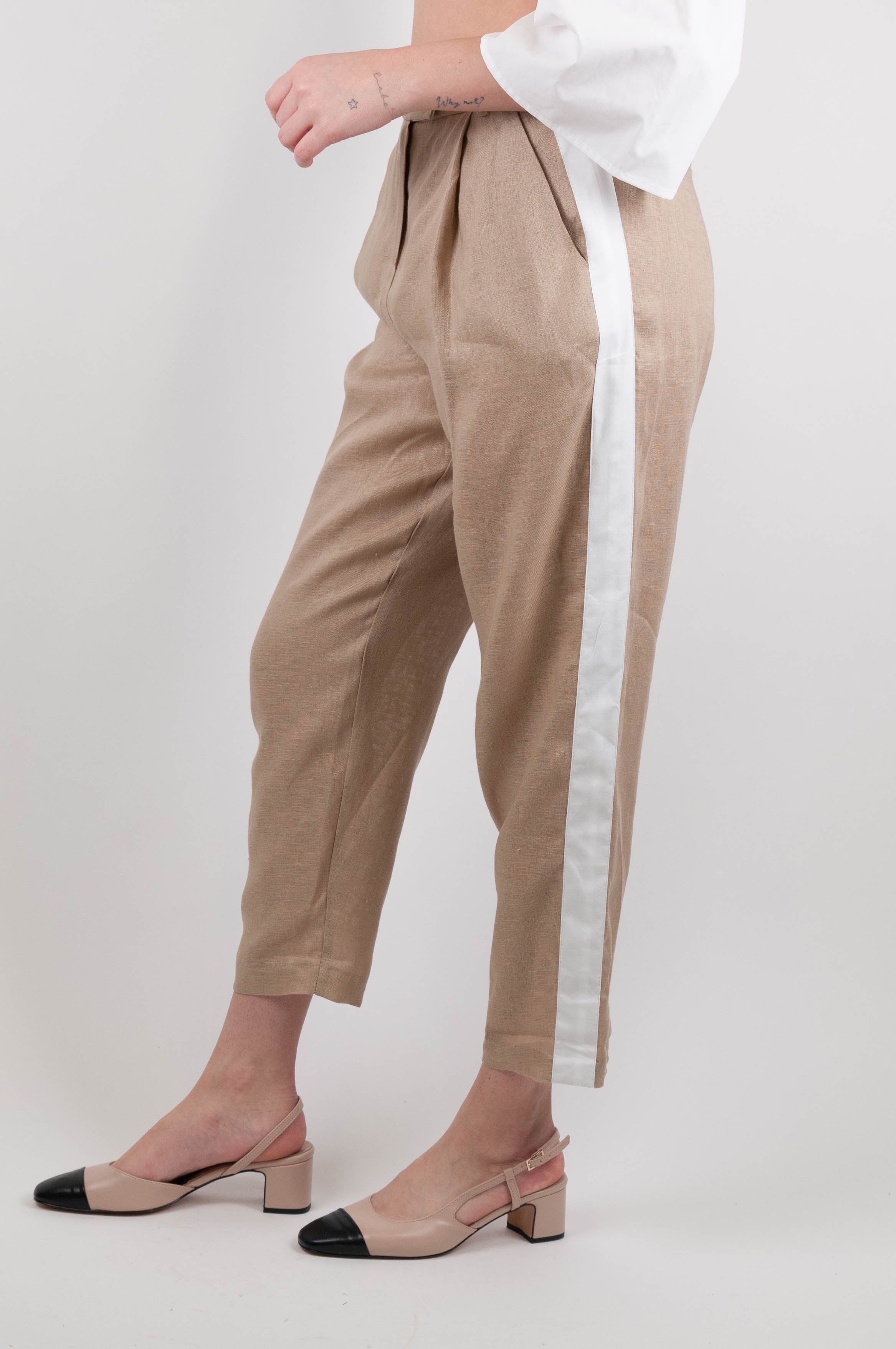 Tensione in - Pantalone in lino con pinces e banda laterale