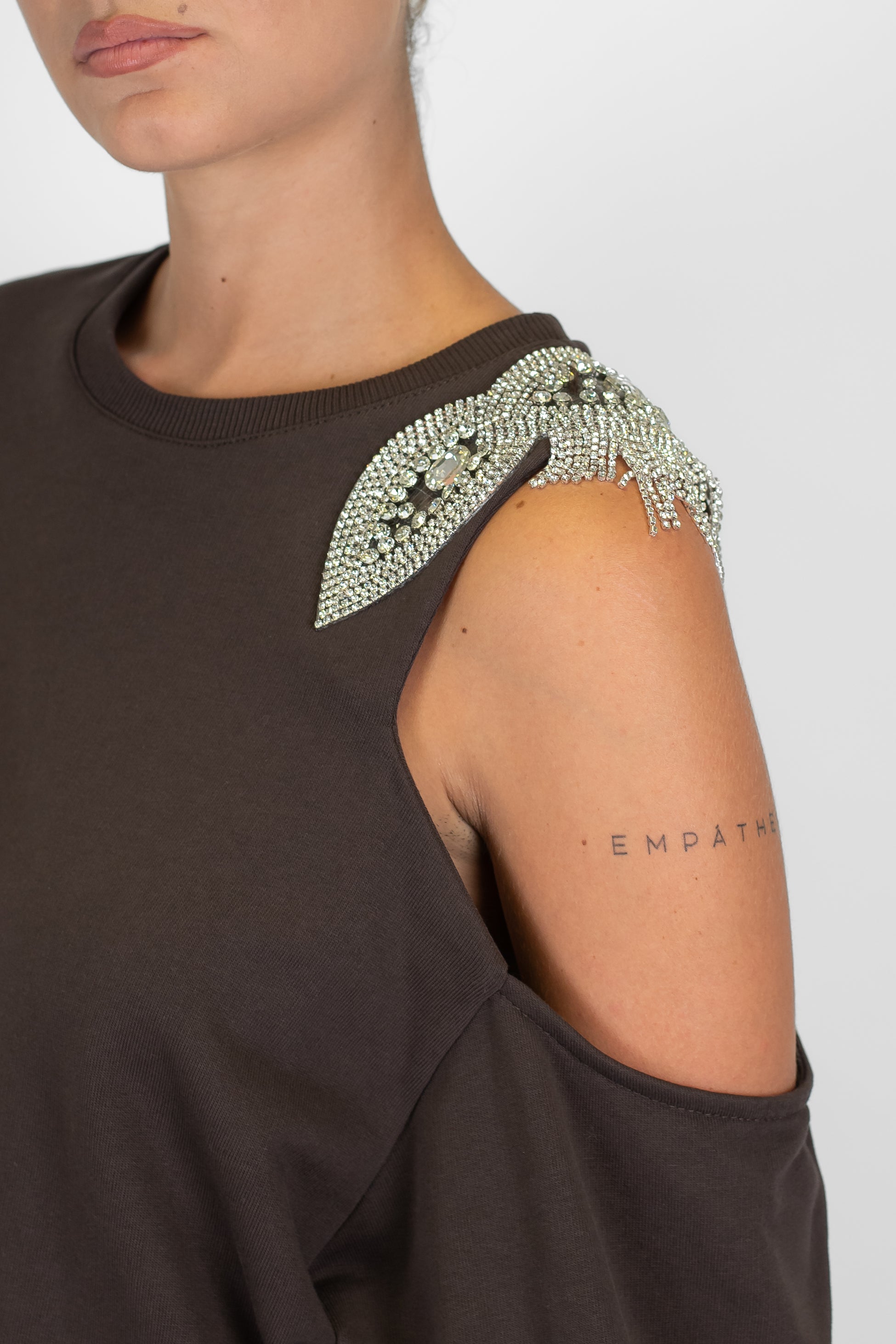 Tensione in - Felpa cut-out con applicazioni strass sulla spalla