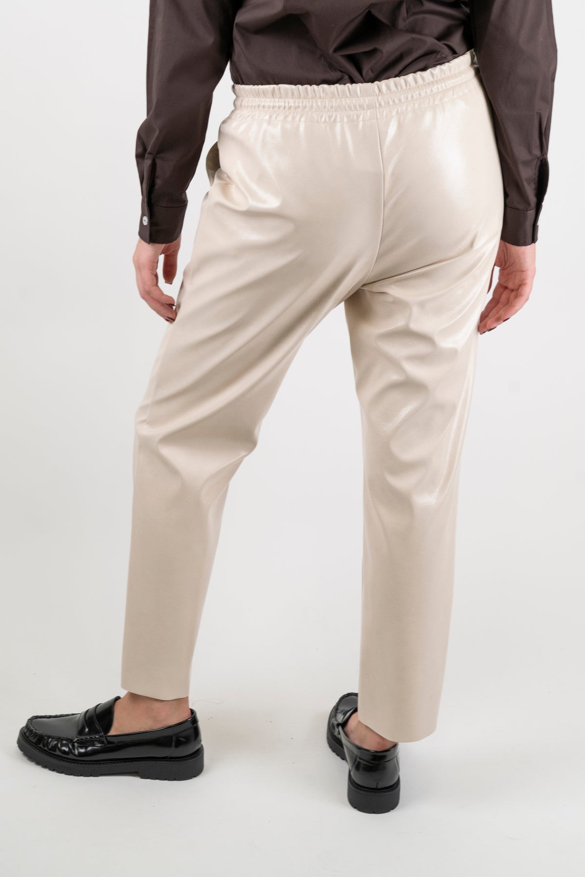 Tensione in - Pantalone in ecopelle lucida con coulisse